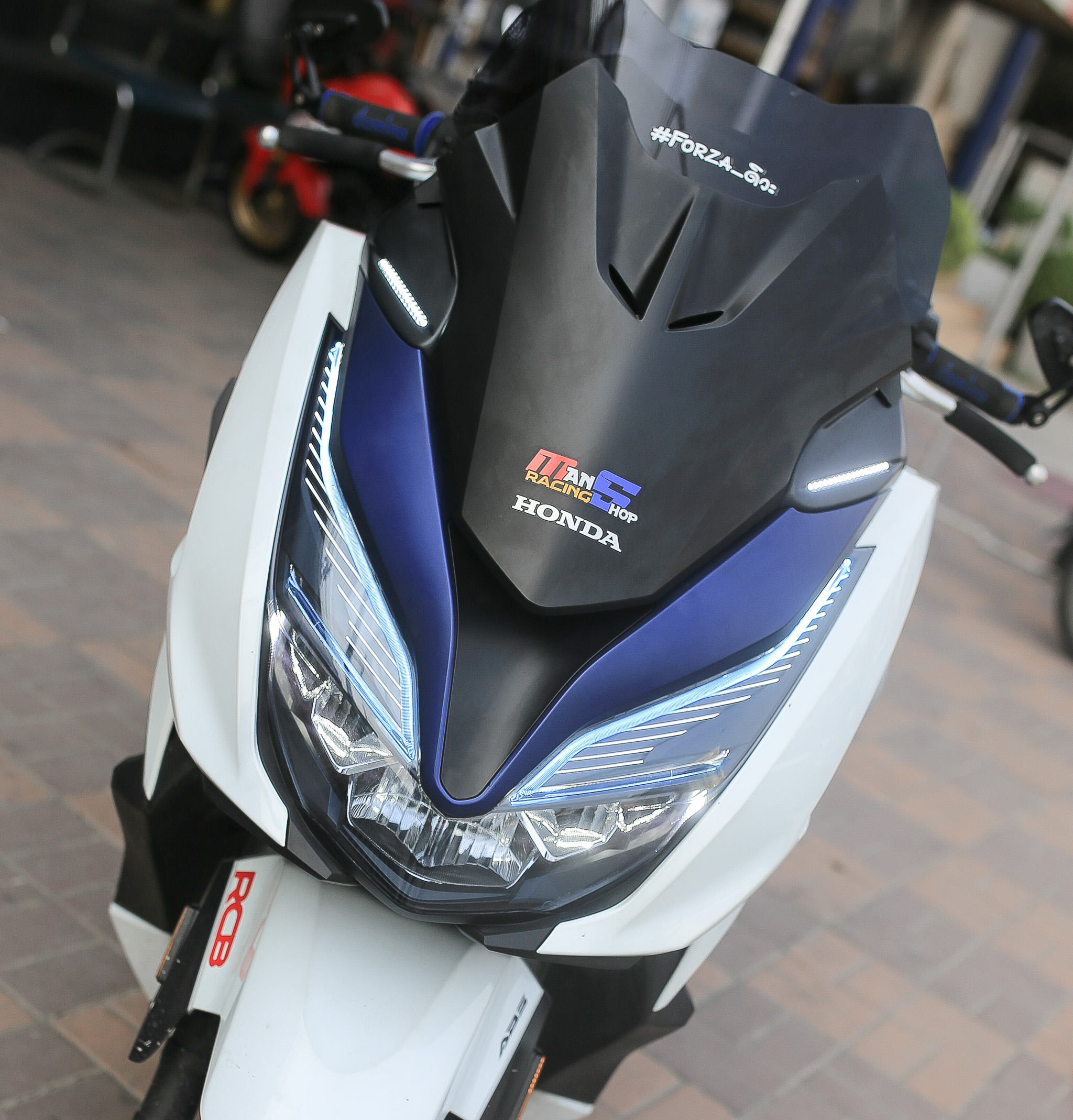 ตัวอุดรูกระจกมีไฟเลี้ยวพร้อมไฟหรี่ MOTOZAAA FORZA350 ใส300ต้องแปลง