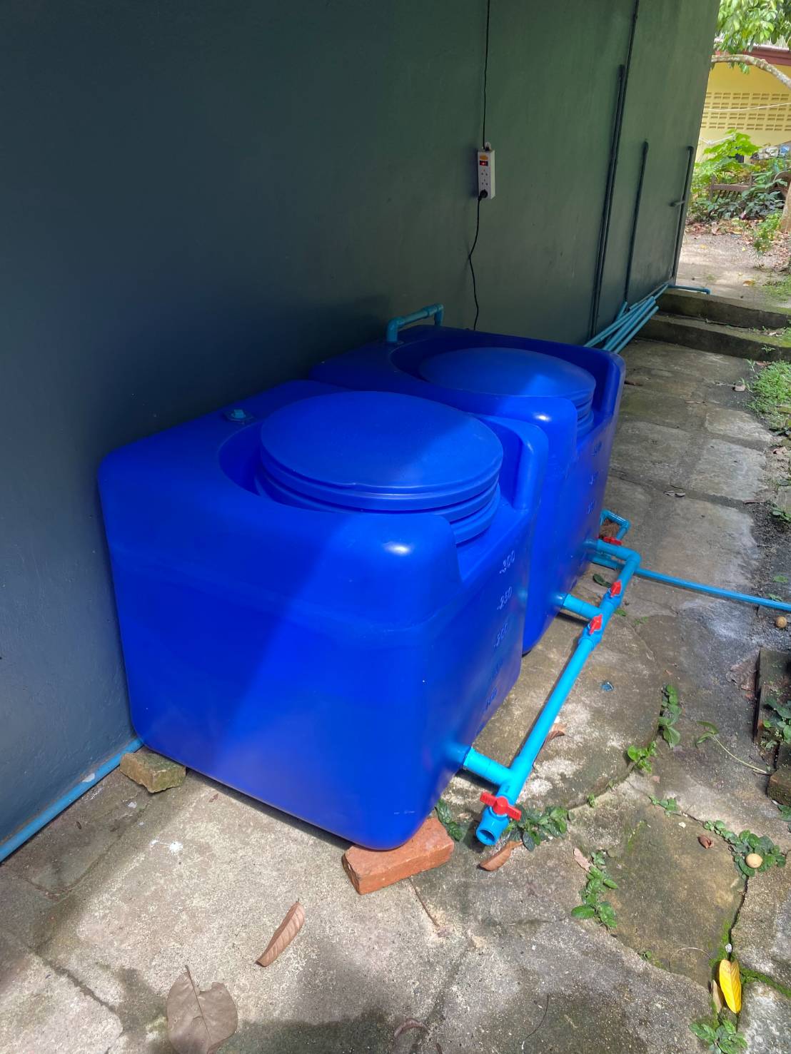 ถังน้ำ ขนาด300ลิตร สีน้ำเงิน-ทรงเหลี่ยม มีรูสำหรับต่อเข้ากับก๊อก. ต่อกับปั้มได้ มีสเกลบอกระดับน้ำ กทม.ราคาใบละ 2190 ส่งต่างจังหวัด ราคาใบละ 2470