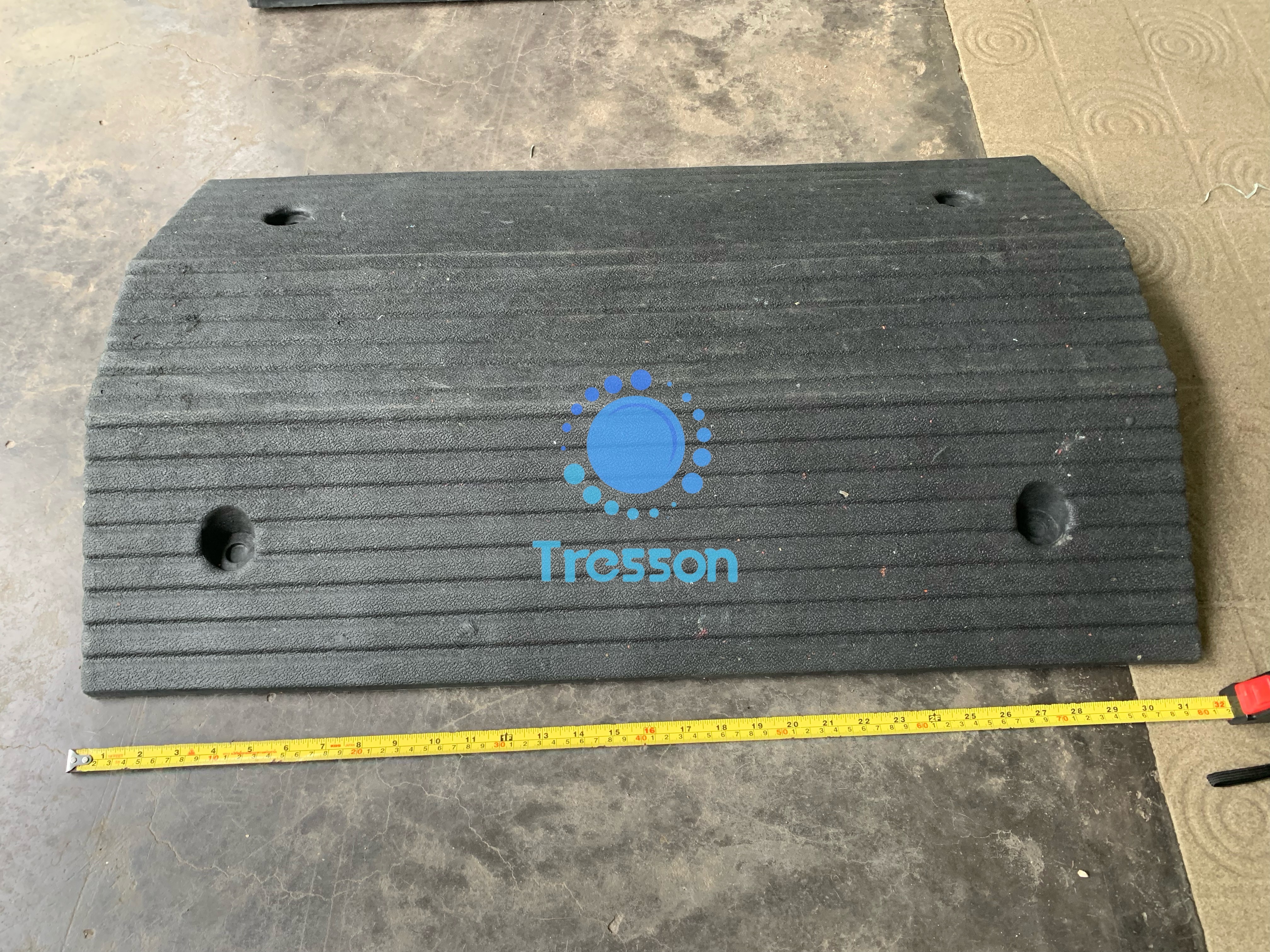 ทางลาดยางครอบท่อ ครอบสายไฟ ข้ามธรณีประตู สูง 10ซม. กว้าง 50ซม. ยาว 80 ซม.(ด้าน) นน.14kg.ขนาดช่อง 12x8cm รับนน.สูงสุด1ตัน.- Rubber Wire Cover Ramp 10x50x80 cm 7 kg สำเนา