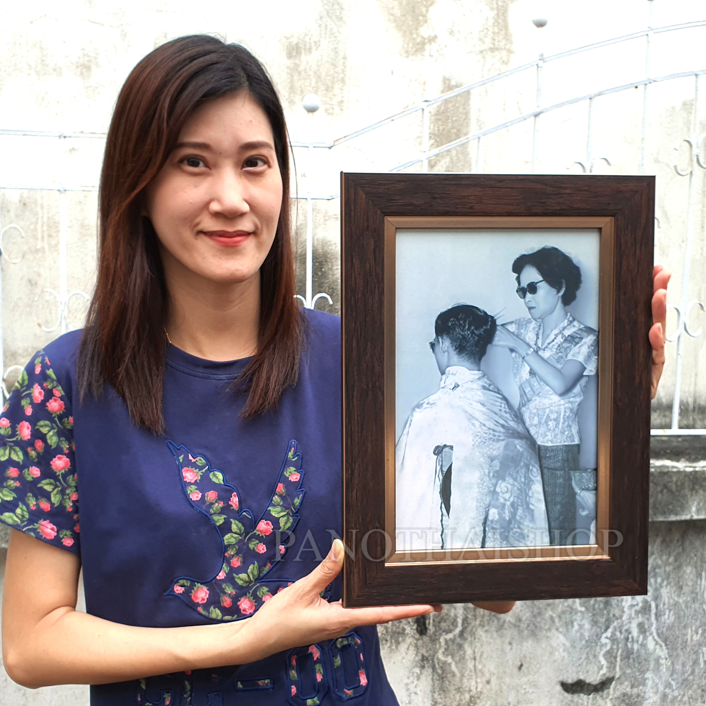 กรอบรูปในหลวงรัชกาลที่ 9 ทรงพระเครื่องใหญ่ (ตัดผม) ทรงพระเกศา สุดคลาสสิคใส่กระจกตัดแสงแบบดีที่สุด