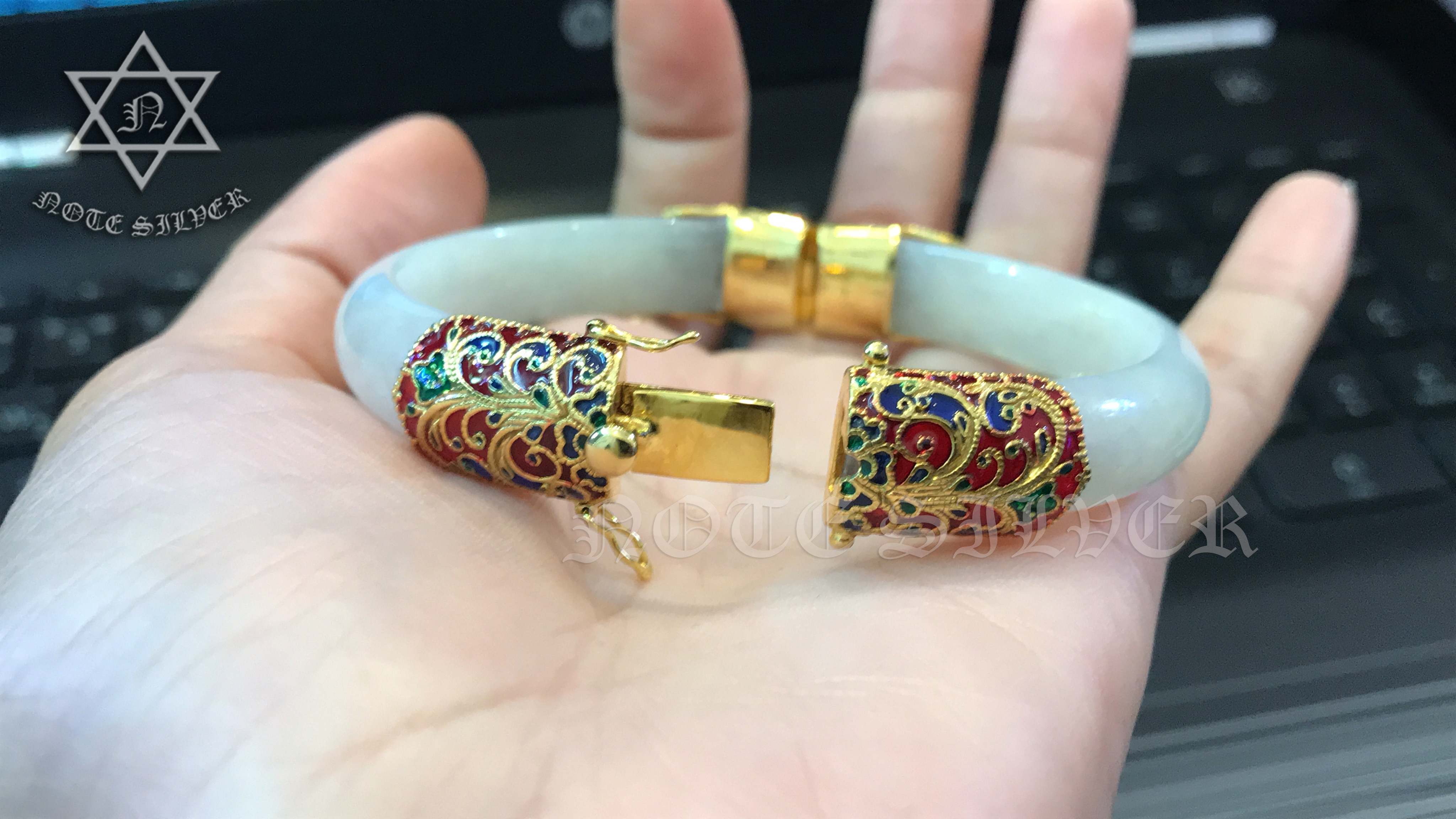 กำไลงาช้าง หุ้มด้วยทองแท้ และลงยา ทรงบานพับ และมีเซฟล็อค 9k GOLD NSYG1410