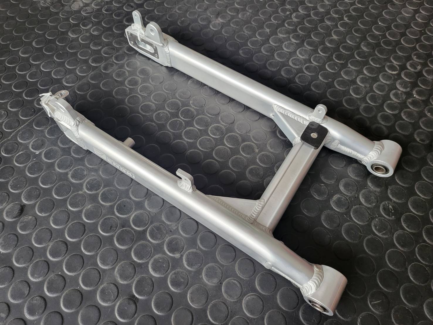 สวิงอาร์มมิเนียม CT125 JENGKI มีสีดำ เงิน ราคา3000