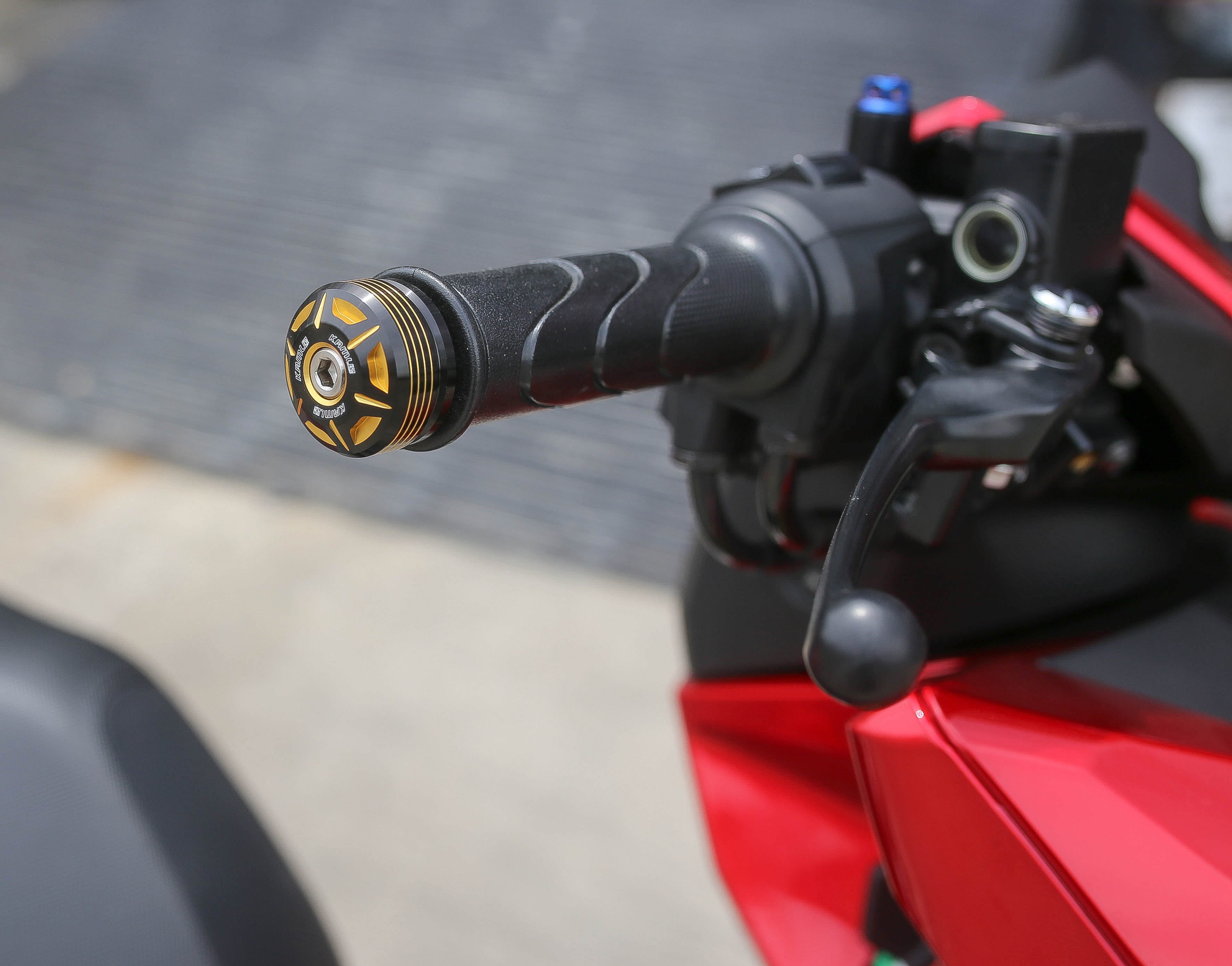 ปลายแฮนด์ KAMUI 2-Tone ตรงรุ่น Click-160 - งานตรงรุ่น ไม่ต้องแปลงรถ - งานไทยแท้ เกรดพรีเมี่ยม - ผลิตจากวัตถุดิบคุณภาพสูงด้วยเครื่องจักรที่ทันสมัย - มีความสวยงาม แข็งแรง ทนทาน ไม่มีไม่ได้แล้ว ราคาชุดละ 650 บาท