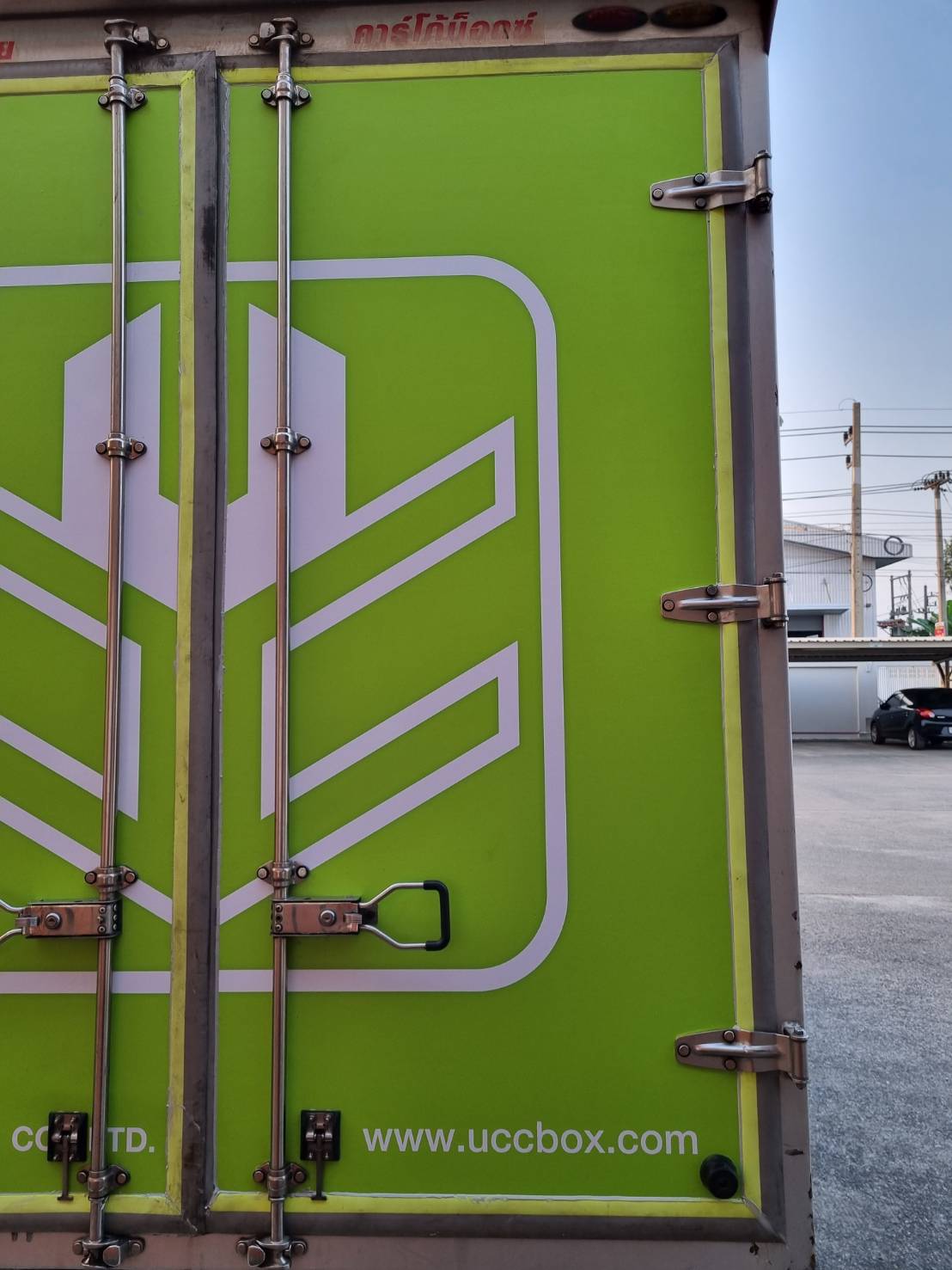 งานติดสติ๊กเกอร์รถกระบะตู้ทึบ สติ๊กเกอร์ทึบแสง