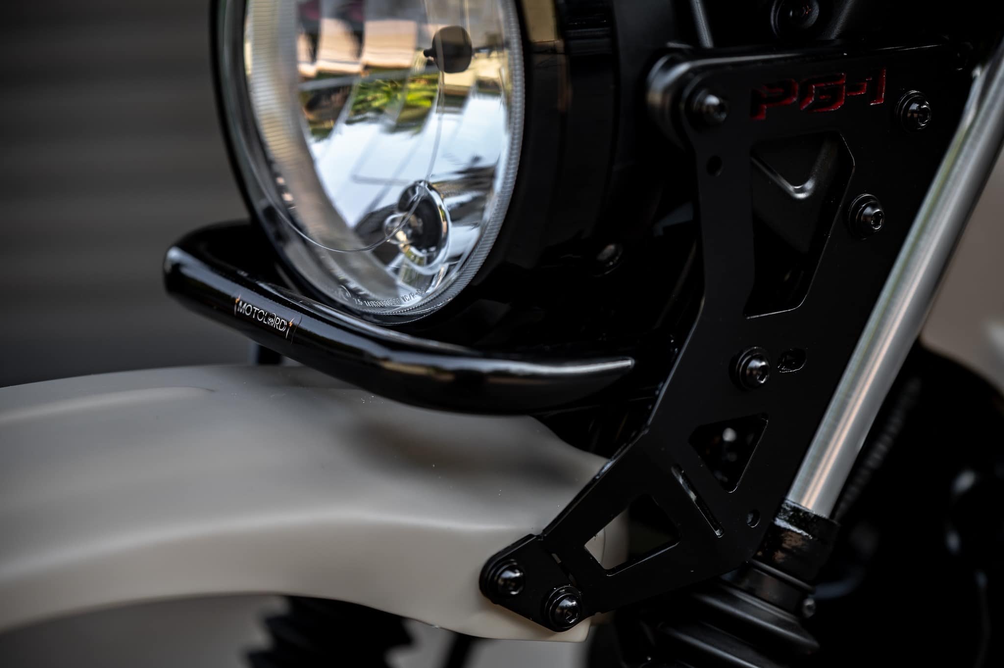 PG-1 1.) ครอบไฟหน้า Headlight cover. 1,590฿ 2.) ครอบไฟเบรค Rear brake light cover. 1,290฿ 3.) ชิวหน้า V1 Headbrand Windshield V1 1,590฿ 4.) กาบ อกบังหัวฉีด Side fairing cover. 1990฿ 5.) กันลาย V1 Mid frame protector. 1990฿ 6.) ชุดบังโคลนหน้าScrambler Full