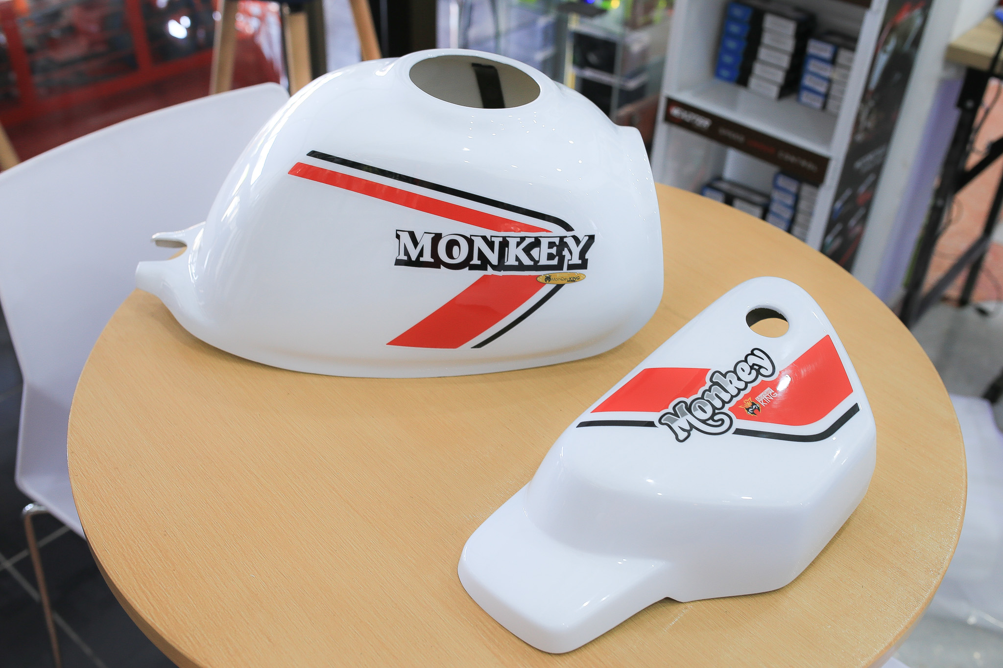 ชุดครอบถังน้ำมันพร้อมฝาครอบกระเป๋า MOTOZAAA สีขาวลายThat’s70 style