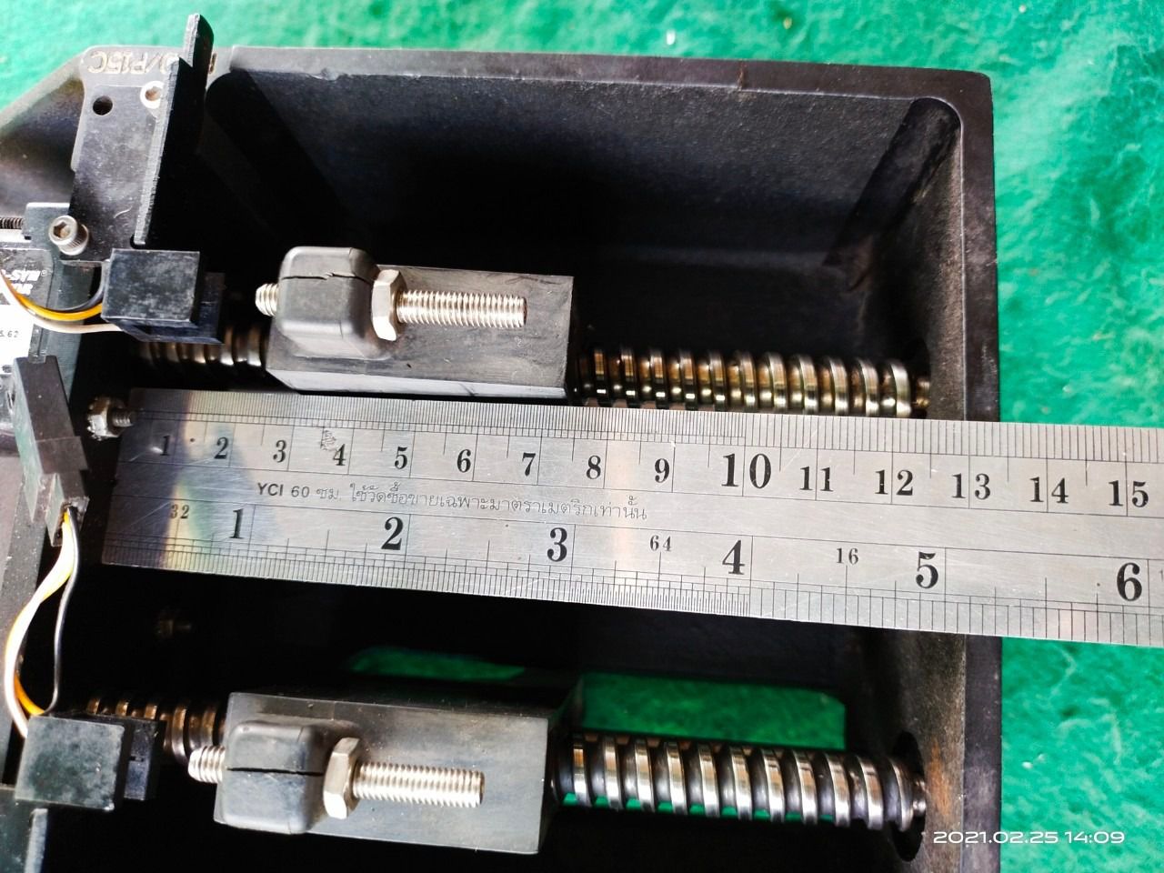 อุปกรณ์เครื่องจักร มีบอลสกรู 2 เส้น มอเตอร์ 2 ตัว โครงอลูมิเนียม