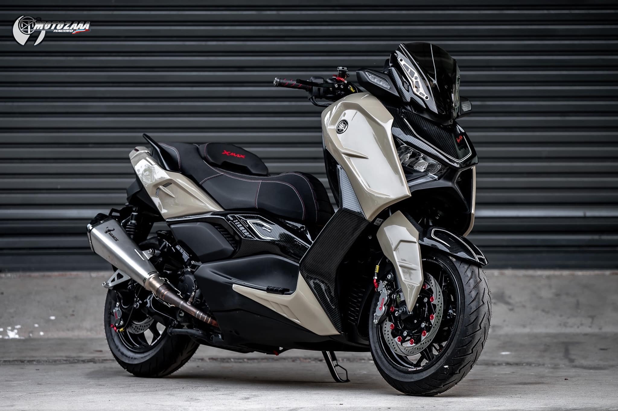 Xmax300 Body kit MotozAAA Body kit 1). ครอบหน้ากากหน้า Front fairing cover 1500฿ 2). ครอบกาบอกซ้าย-ขวา Big side fairing cover 2790฿ 3). ครอบบังโคลนหน้า Front fender cover แบบ3ชิ้น (ชุดเต็ม ) 2100 แบบ2ชิ้น (ข้าง R/L ) 1490฿ ( ลายเคฟล่า +250฿ ) 4). ครอบปีกข