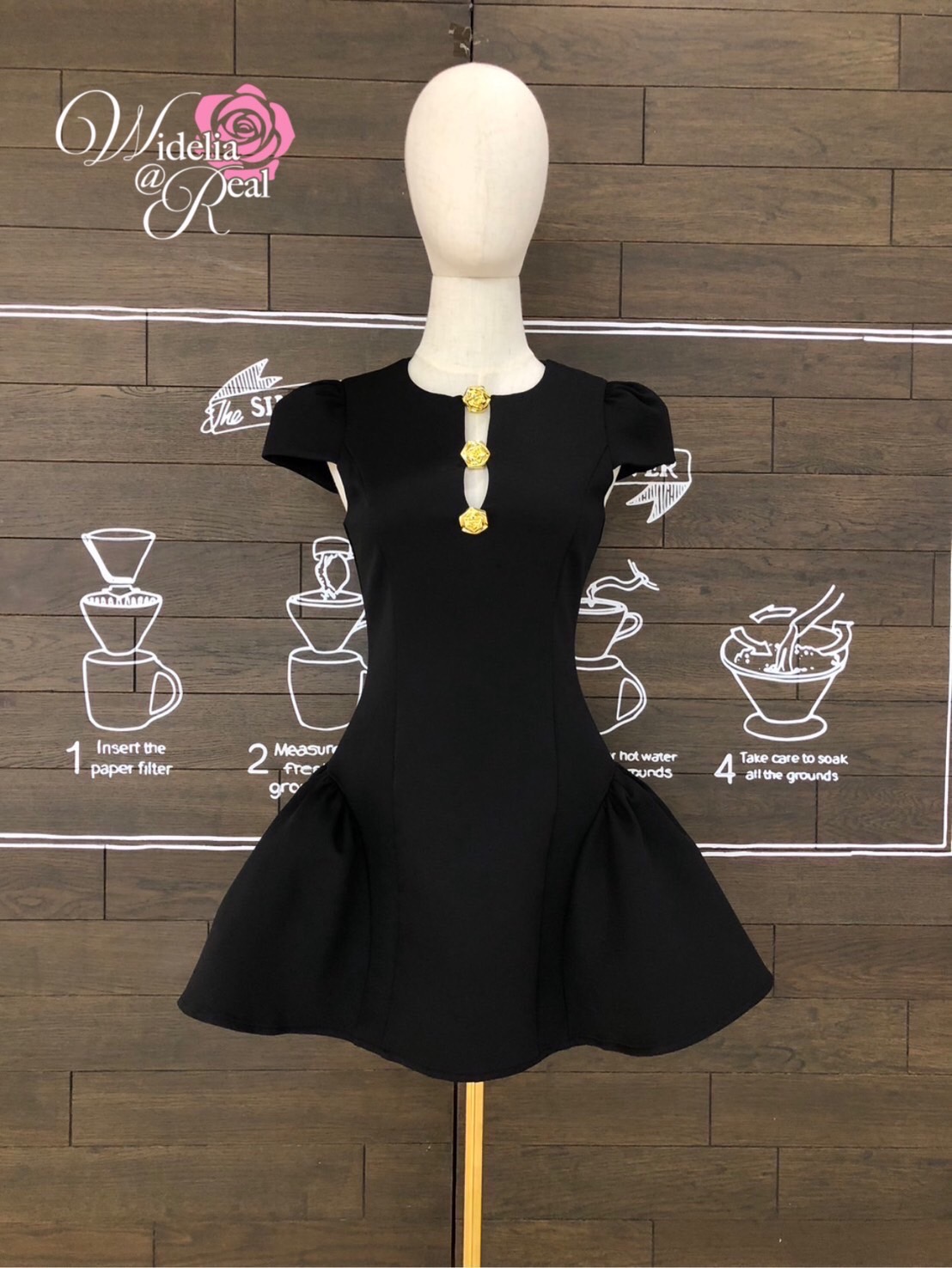 Korea Dress เดรสแขนสั้น คอเย็บกระดุมดอกไม้สีทอง