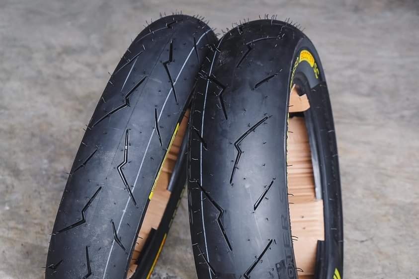 ยาง PIRELLI ROSSO SC ตัวนี้ขอบ 12 ตัวอักษรเหลือง ยางปี 23 ขนาดยางหลัง 120/80-12