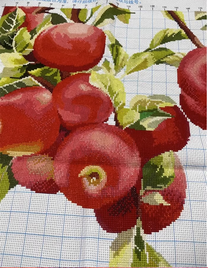 fruit-1006 *พร้อมส่ง* ชุดปักครอสติช ลายช่อแอปเปิ้ล (ไม่มีเดินเส้น ผ้า11CTพิมพ์ลาย ปัก 3 เส้นเล็ก) ขนาด 40*50 ซม.ผ้าครอสติช 11CTพิมพ์ลายปักบนผ้า ไหมคอตตอน 25 สี ผังลาย เข็ม