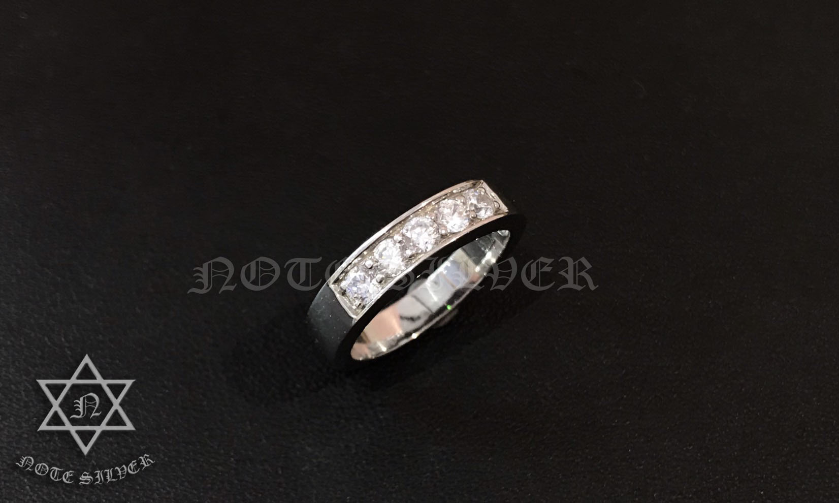 แหวนเงินแท้ ทรงผู้ชาย ฝังเพชรเกรดพรีเมี่ยม ชุบทองคำขาวแท้ NSRG1868