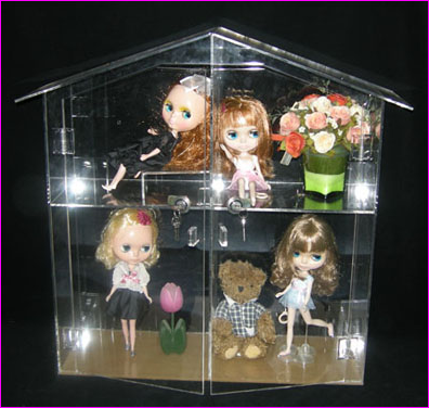 บ้านตุ๊กตา หลังใหญ่ สามารถใส่น้อง ตุ๊กตาได้หลายตัวเลยค่ะ เป็นอะครีลิคใสทั้งหลัง