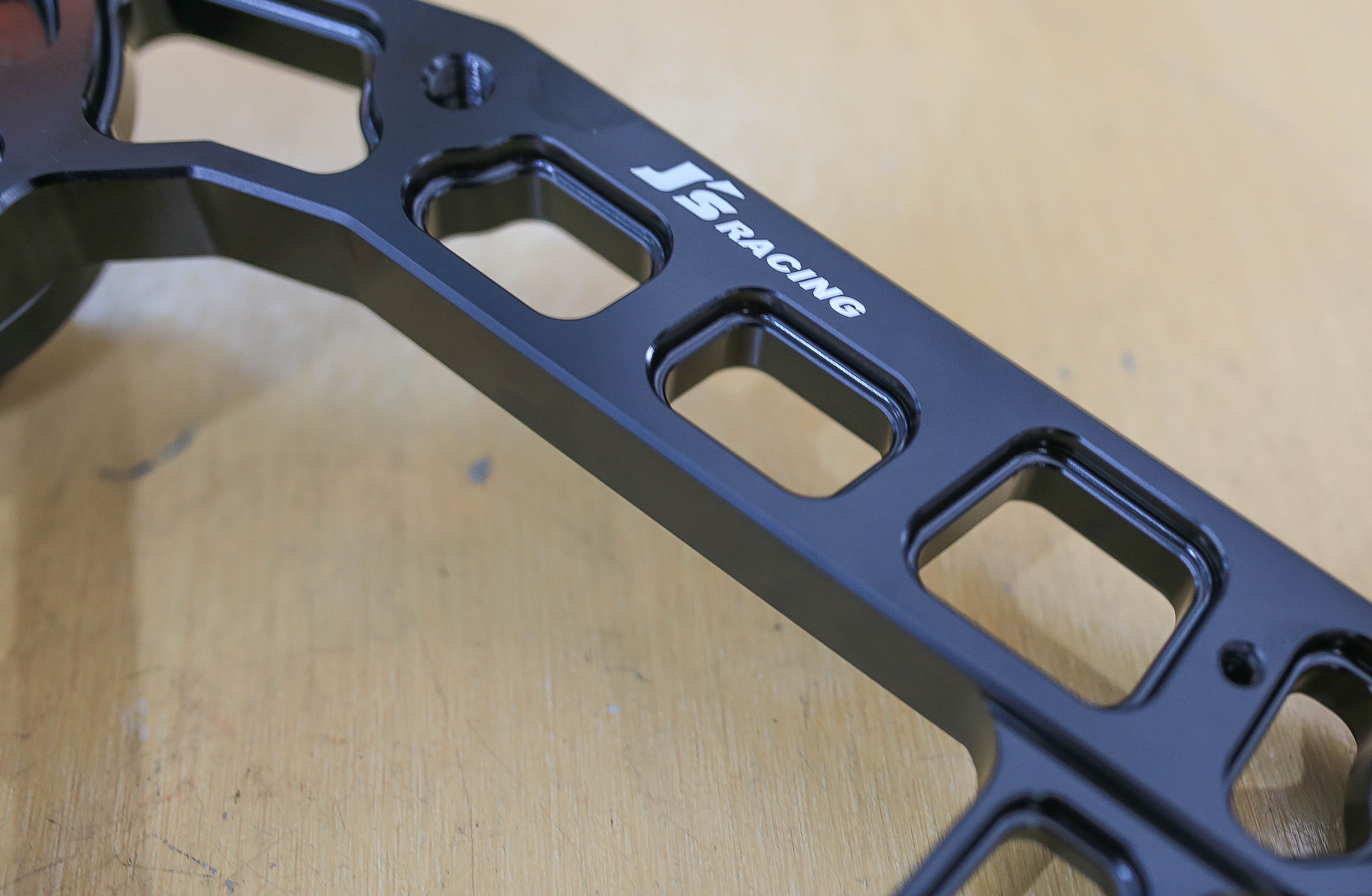 สวิงอาร์ม JS Giorno125 มีสีเงิน-ดำ ชุดละ3500