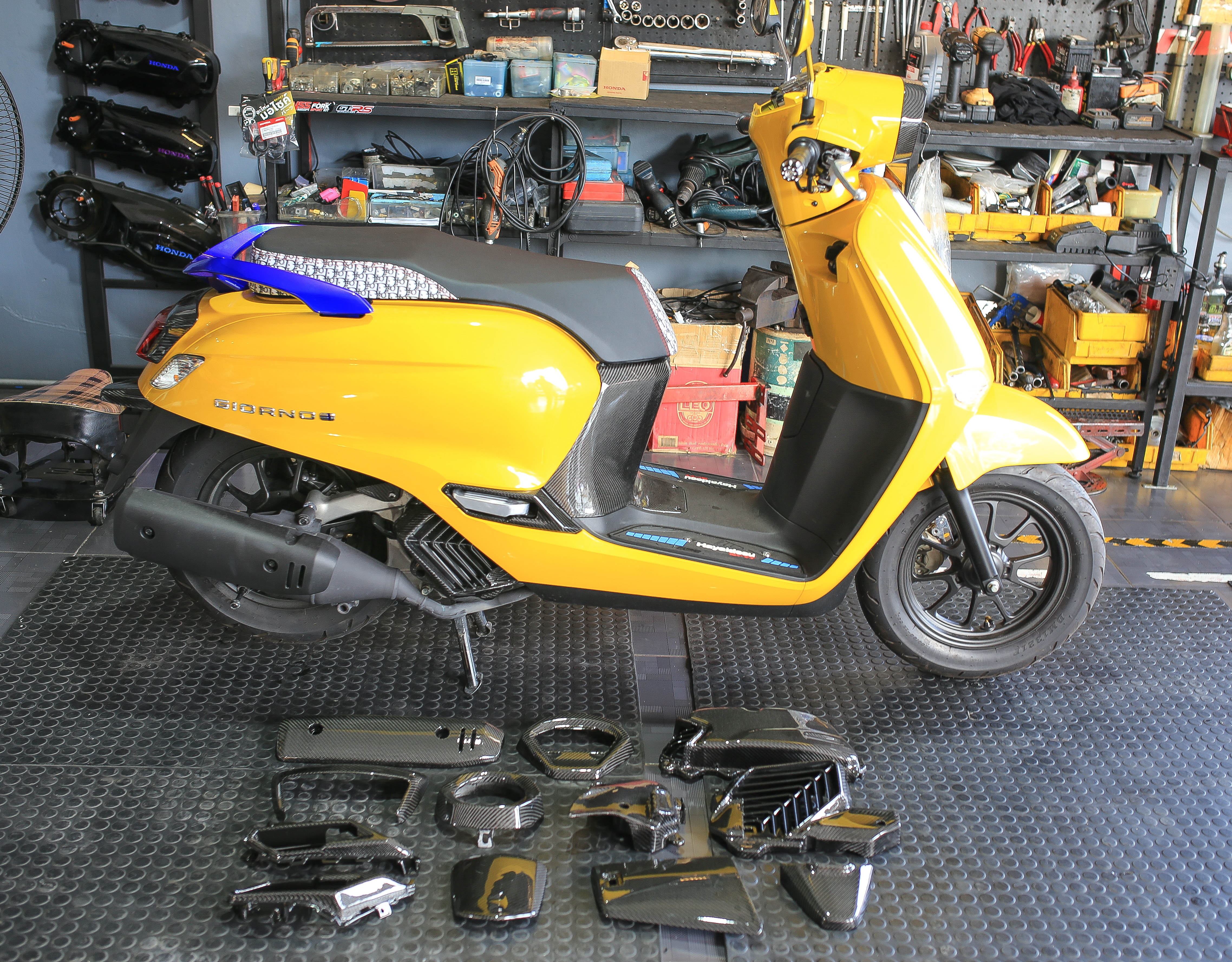 คาร์บอนเครฟล่าผ้าแท้ HONDA Giorno+ ทั้งคัน มีของพร้อมส่ง กรอง กันร้อนท่อ ฝาถังน้ำมัน ครอบไฟหน้า ครอบพักเท้า ครอบไฟส่องป้าย ฝาเก๊ะ หม้อน้ำ หัวแคร้ง