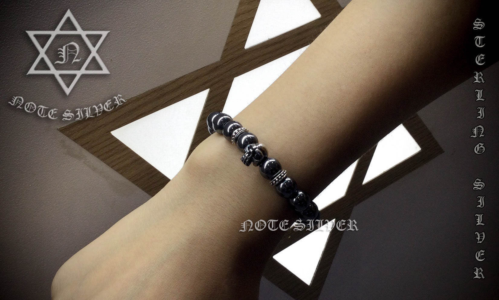 สร้อยข้อมือเฮมาไทต์แท้ 8 mm ประดับชาร์มเงินแท้ลายกระโหลกตาฝังนิล Sterling Silver 925 NSBL2802