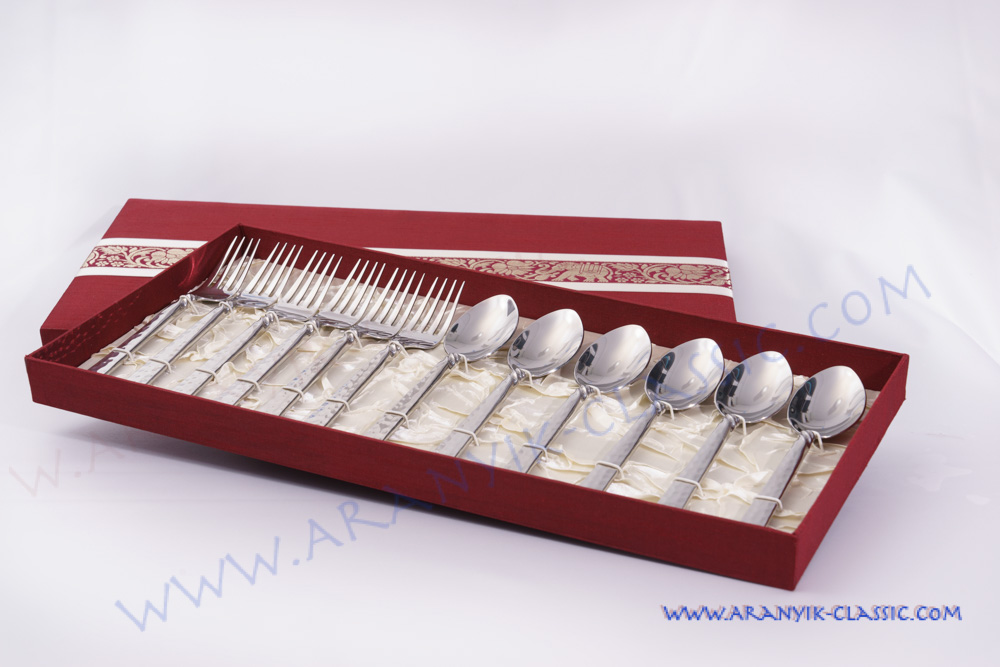 ของขวัญให้ชาวต่างชาติ ช้อนส้อมพร้อมกล่อง 12 ชิ้น/ชุด