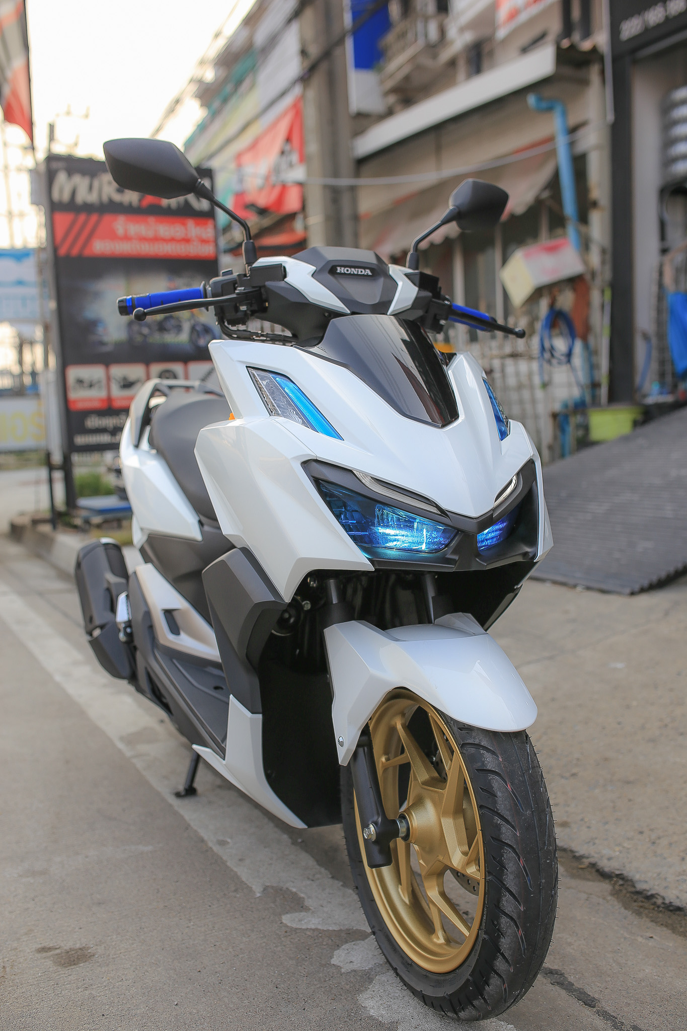 ฟิล์มไฟหรี่ click 160 มีสีชา น้ำเงิน แดง เหลือง ราคา80