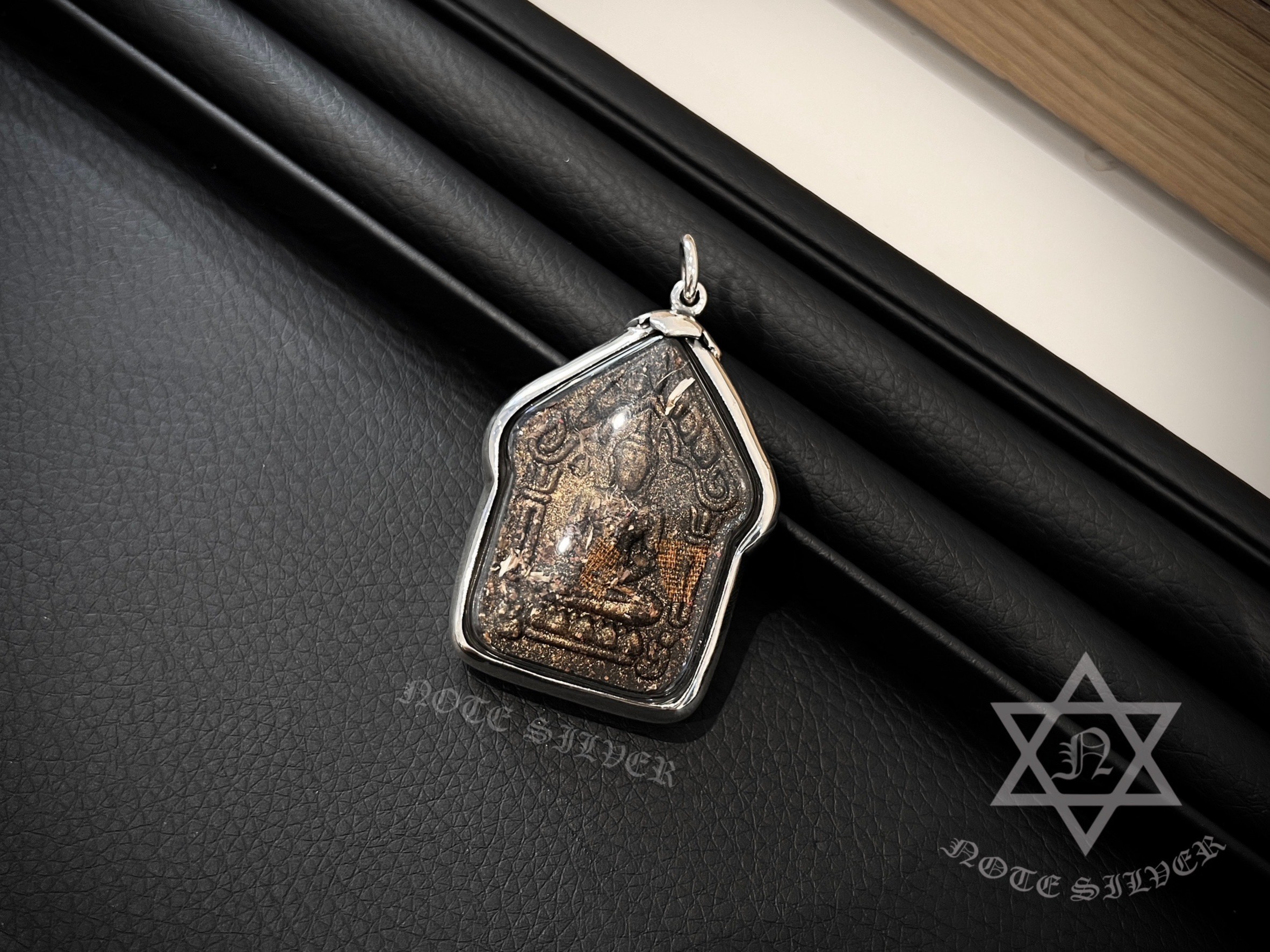 เลี่ยมกรอบผ่าหวาย พร้อมพาสติกกันน้ำ Sterling Silver 925 NSSV3254