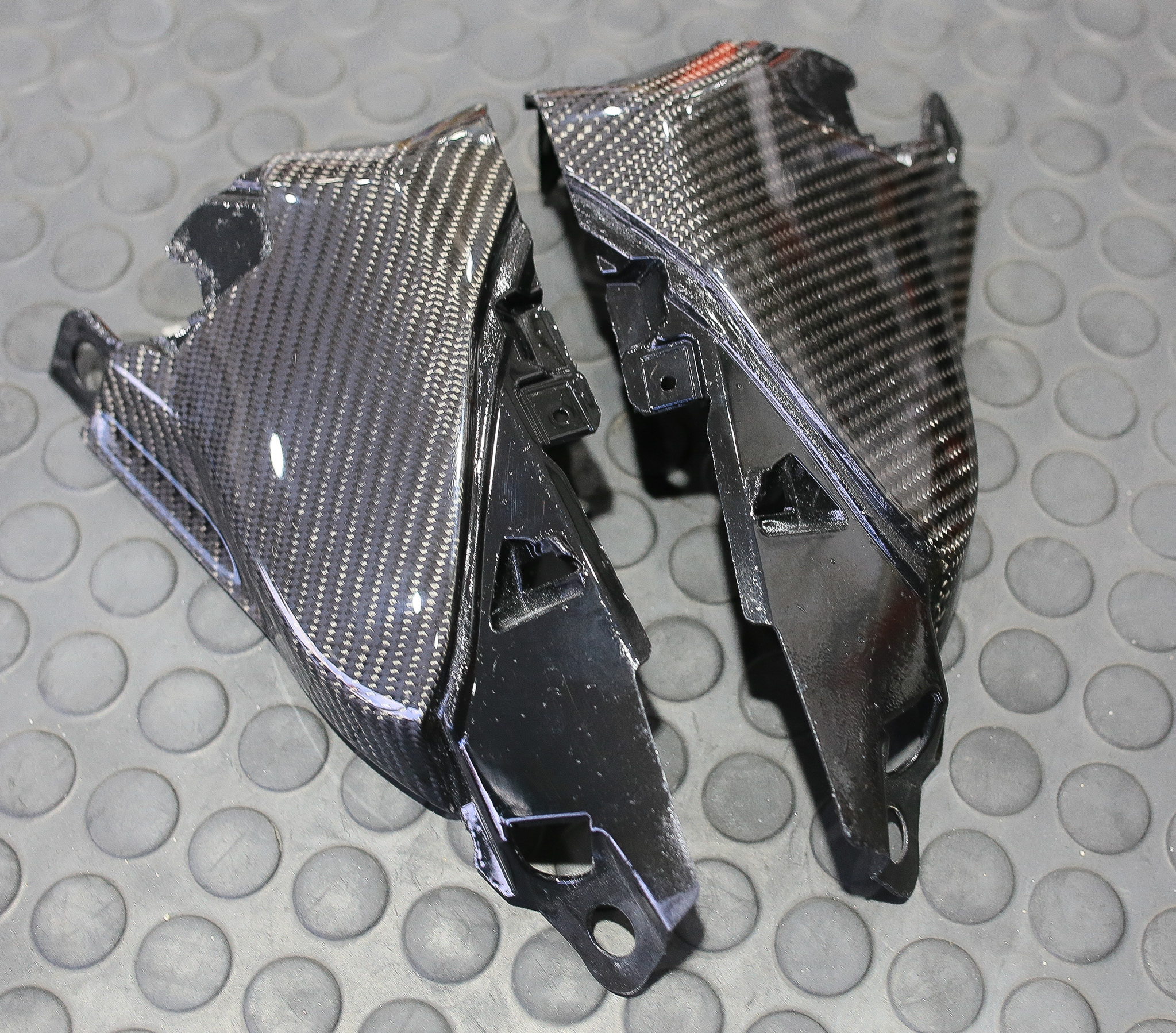 ตัวอุดกระจกเครฟล่าแท้งานเข้ารูป FORZA 350 ราคา2050