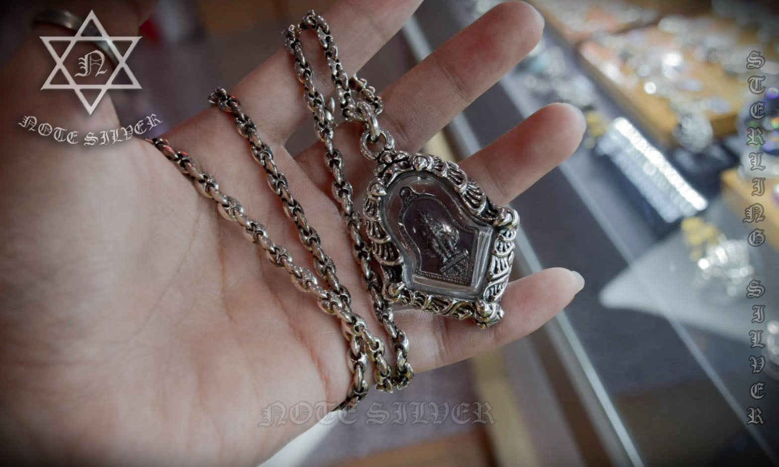 เหรียญท้าวเวสสุวรรณ เลี่ยมพลาสติกใส่กรอบพระลายกรงเล็บมังกร 5 เล็บ The Guardian Vessavana Sterling Silver 925 NSSV2777