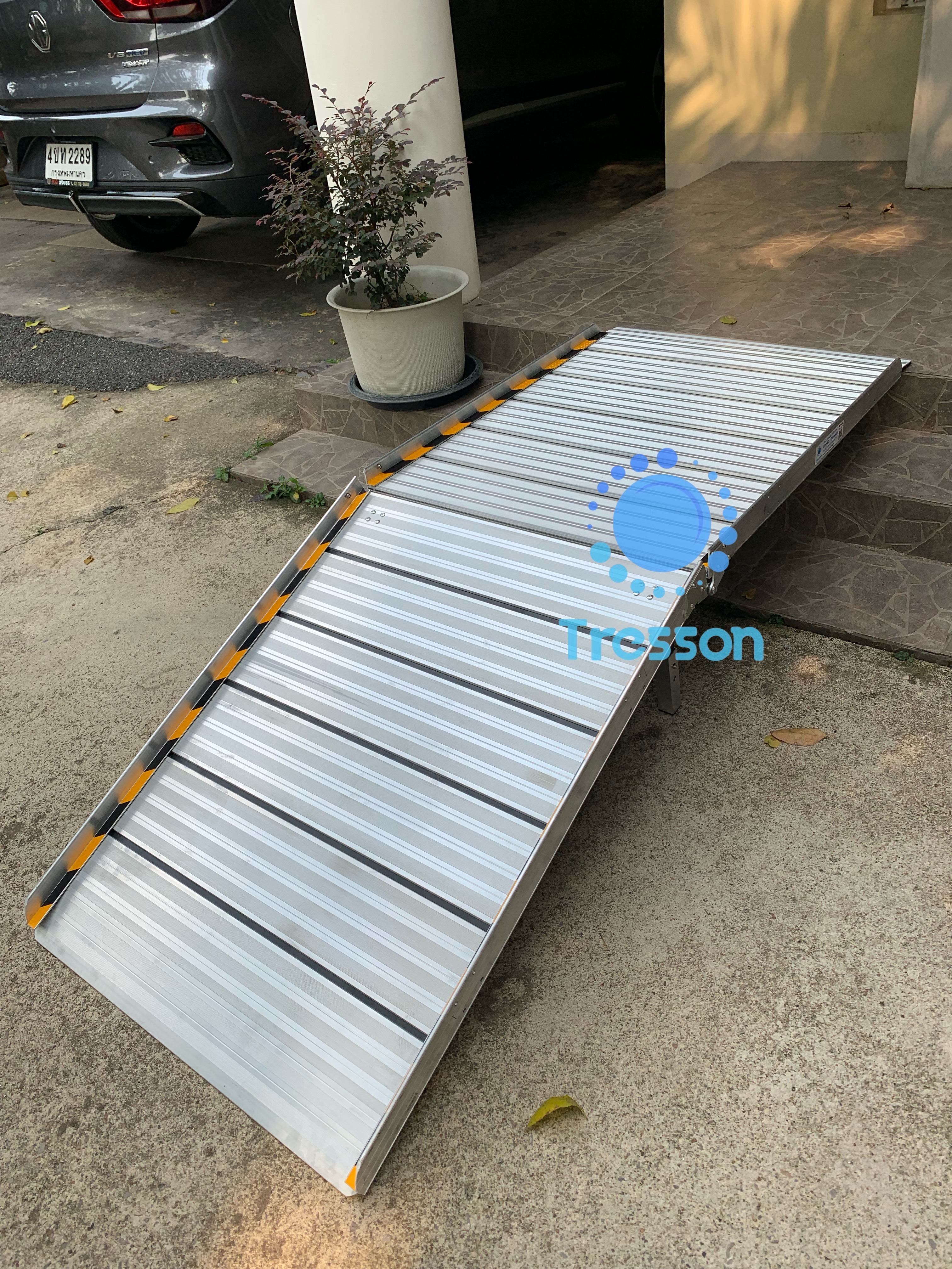 ทางลาดรถเข็นอลูมิเนียมยาวพิเศษ198ซม (198x75x5.5cm) มีขาตั้ง แบบพกพาได้ พับครึ่งขึ้น-ลง หนัก17 kg รับนน.สูงสุด300kg.** มีของพร้อมส่ง - Aluminium Rp 198x75x5.5cm.นน.17 kg