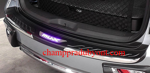 ครอบกันชนท้ายมีไฟ ISUZU MU-X 14-16 FITT