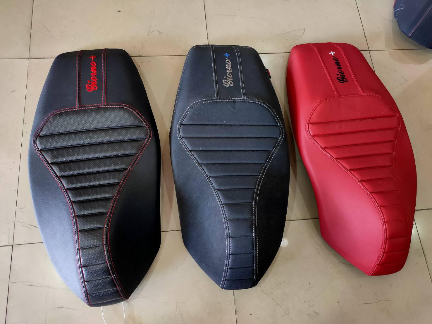 เบาะ Honda Giorno+ โครงเทียม หน่อยวัดด่าน มี 3 สีให้เลือก ดำด้ายแดง ดำด้ายดำ เบาะแดง