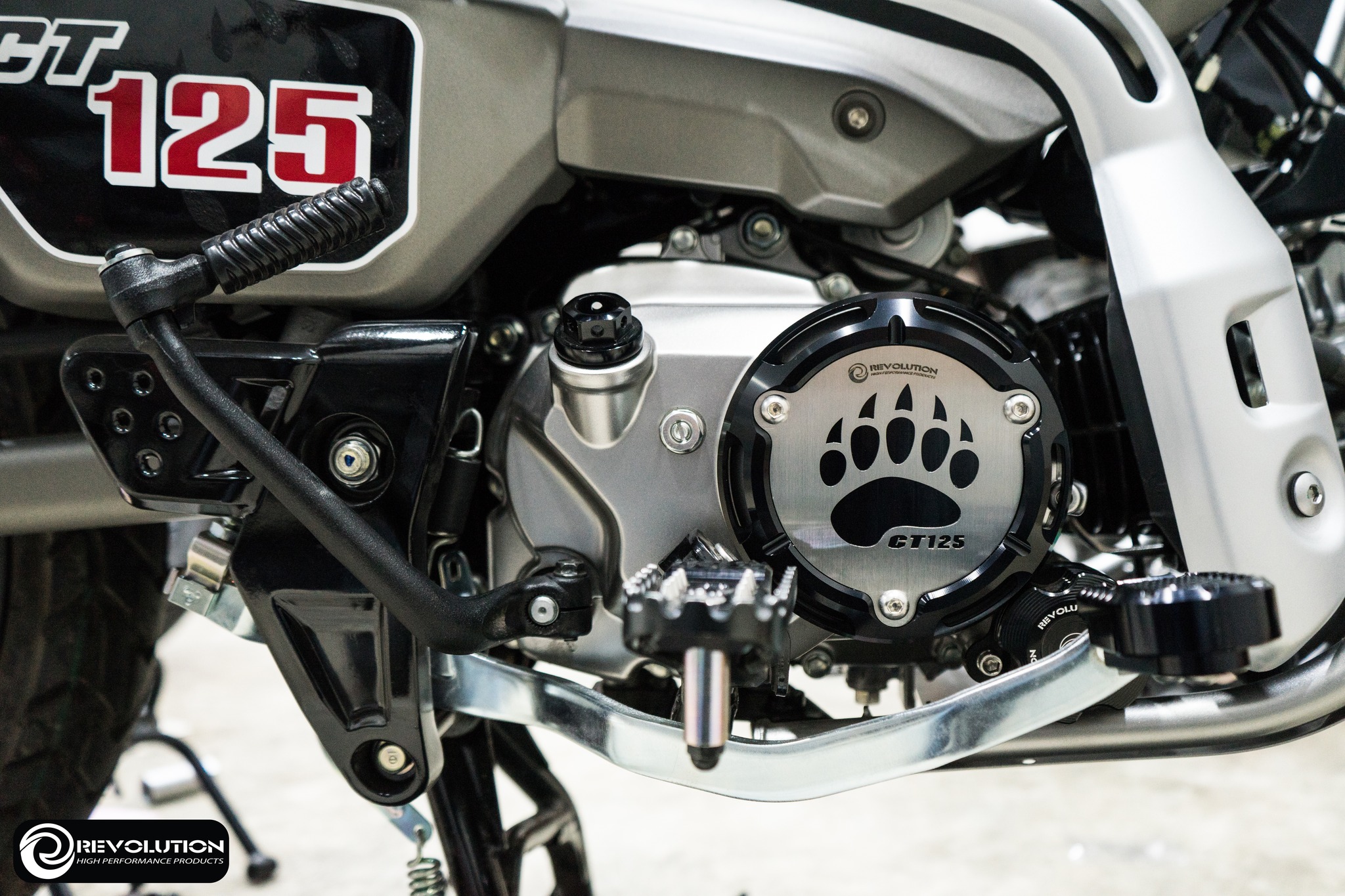 ฝาครอบเครื่องด้านR REVOLUTION CT-125 NEW2023 มีสีดำ สีแดง และสีเงิน ราคา 1,700 บาท/ตัว