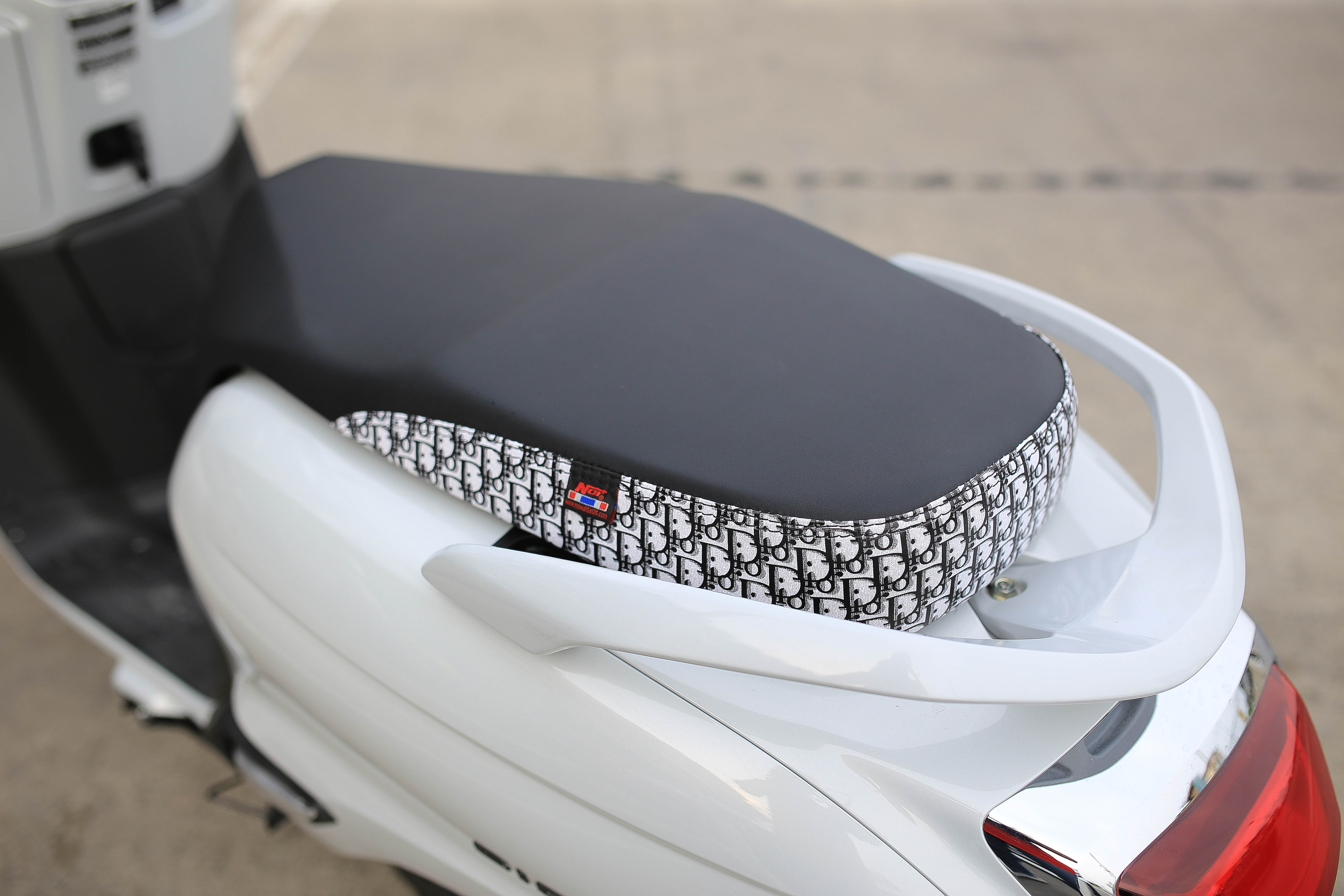 เบาะ Honda Giorno+ โครงเทียมตรงรุ่นเบาะ2ตอน หน่อยวัดด่าน มีหลายสี ราคาขายขาด1000