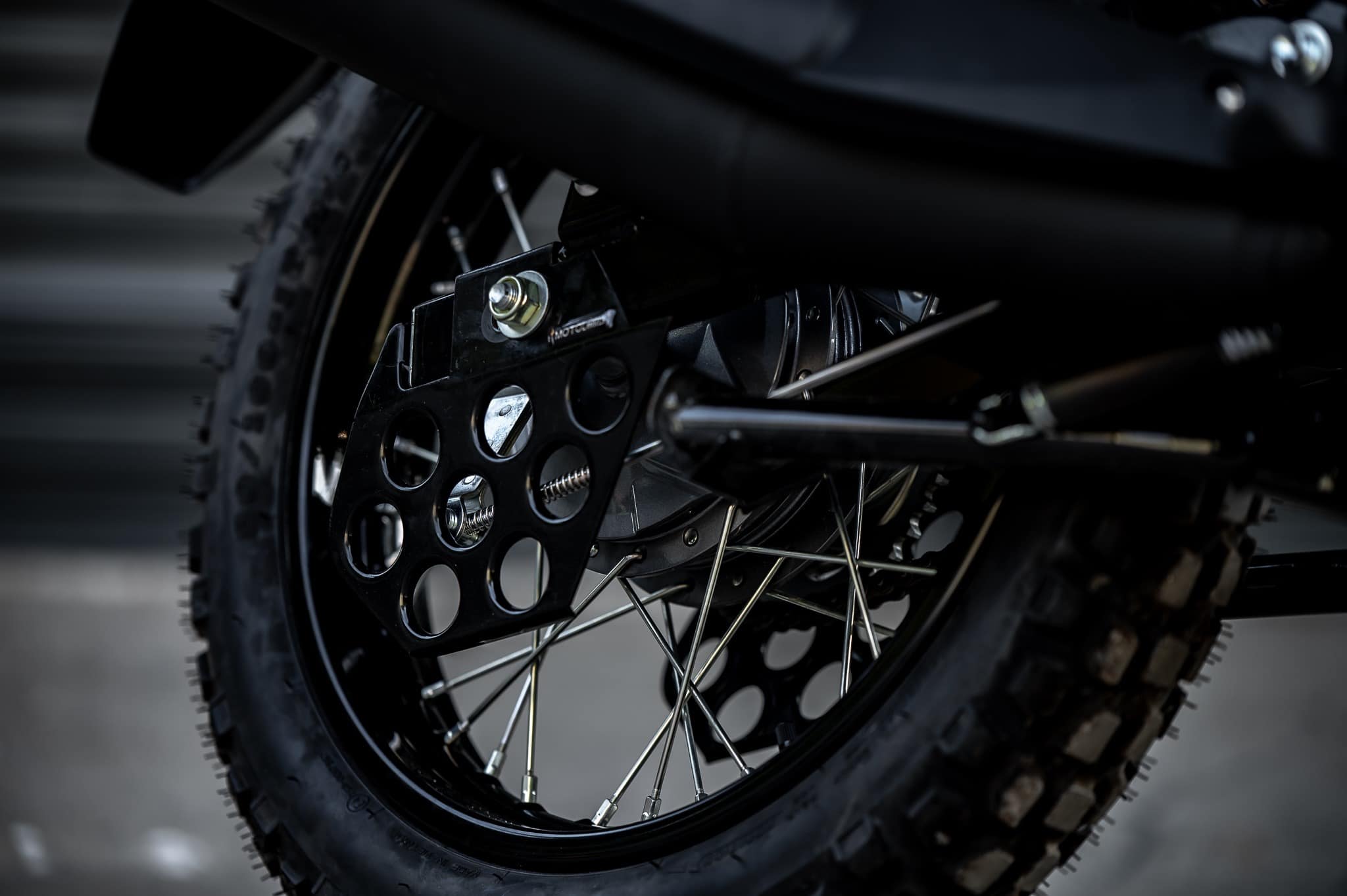 PG-1 1.) ครอบไฟหน้า Headlight cover. 1,590฿ 2.) ครอบไฟเบรค Rear brake light cover. 1,290฿ 3.) ชิวหน้า V1 Headbrand Windshield V1 1,590฿ 4.) กาบ อกบังหัวฉีด Side fairing cover. 1990฿ 5.) กันลาย V1 Mid frame protector. 1990฿ 6.) ชุดบังโคลนหน้าScrambler Full