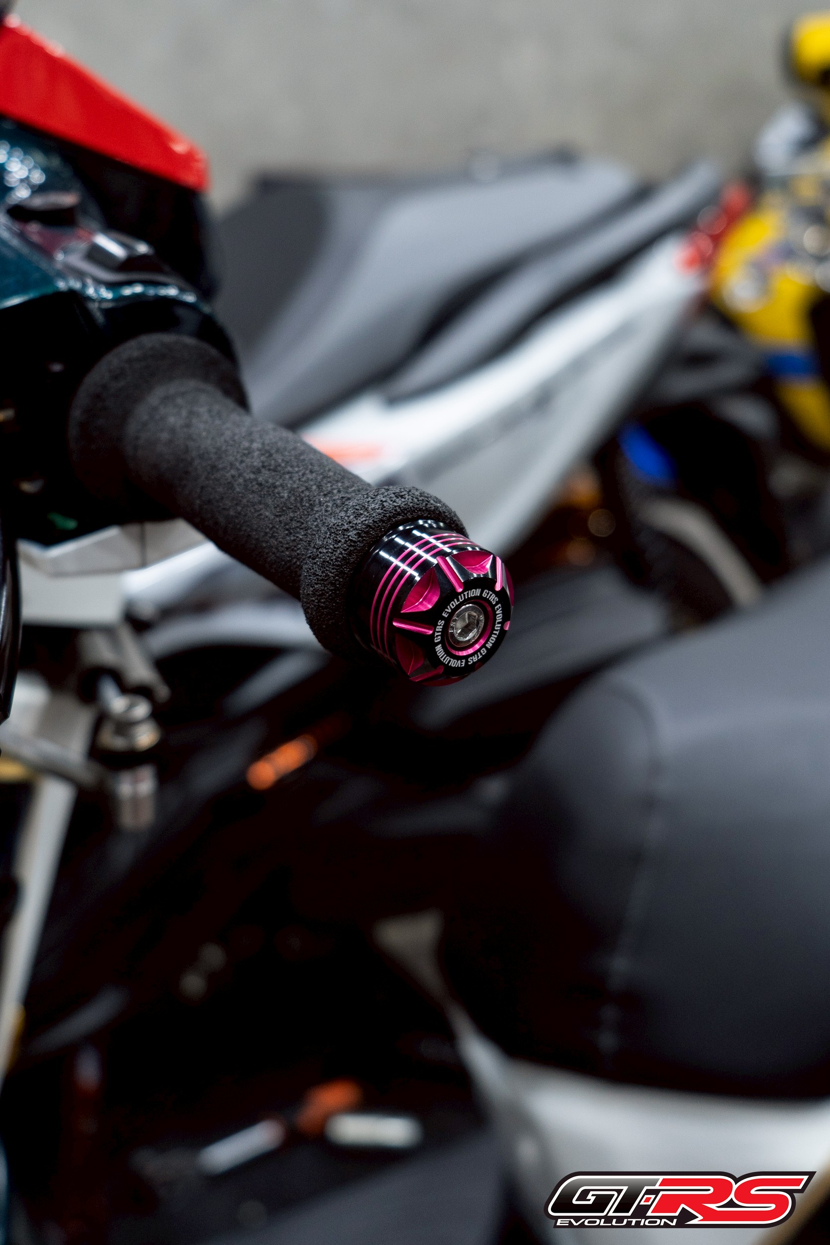 น็อตปลายแฮนด์ ทูโทน CNC GTR V2 GIORNO+ CLICK160 31x22 mm มี8สี ดำแดง ดำทอง ดำเทา ดำเขียว ดำน้ำเงิน ดำส้ม ดำม่วง ดำชมพู ราคา520