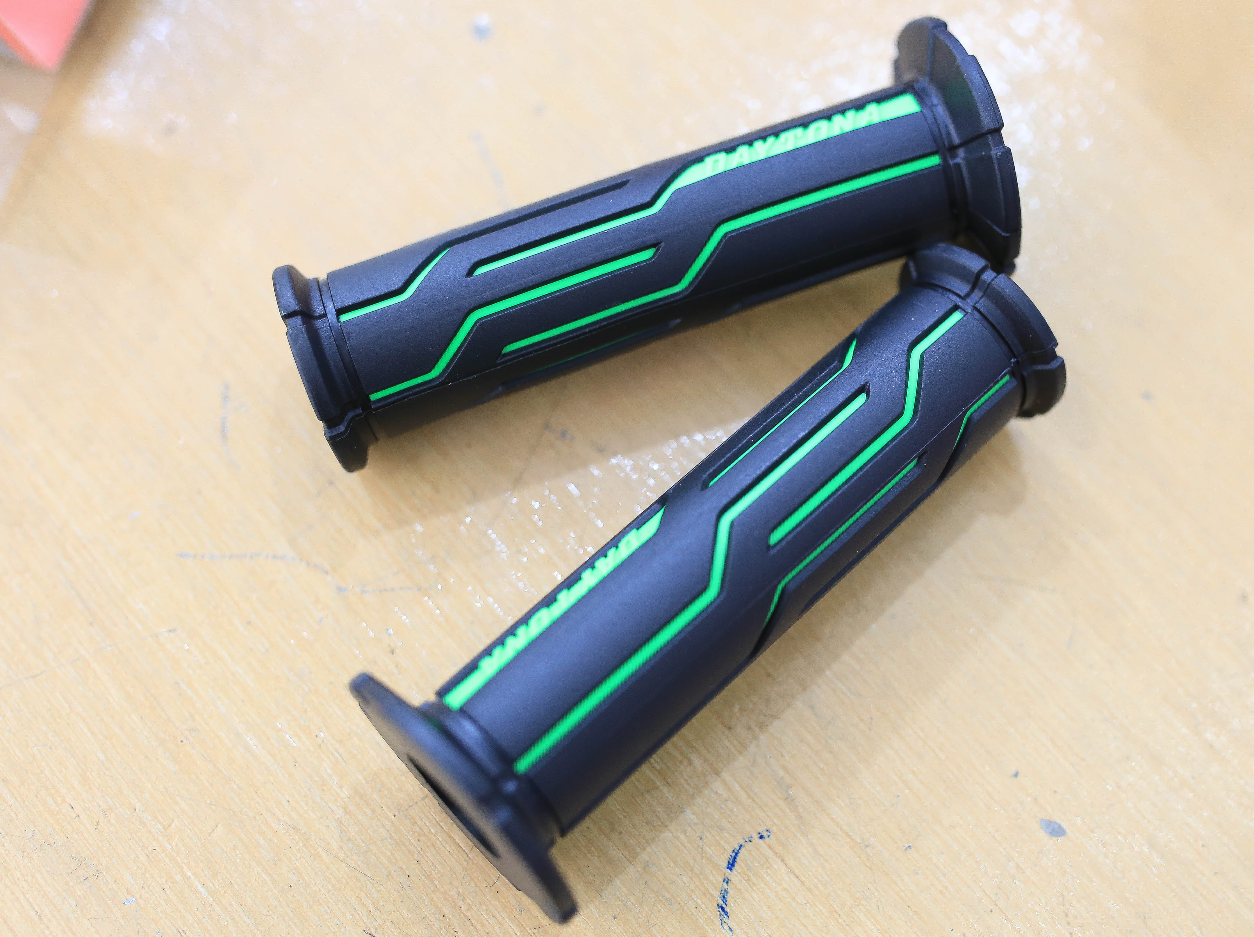 ปลอกแฮนด์ ปลอกมือ เดโทน่า Daytona งานเทียม ใส่รถได้ทุกรุ่น