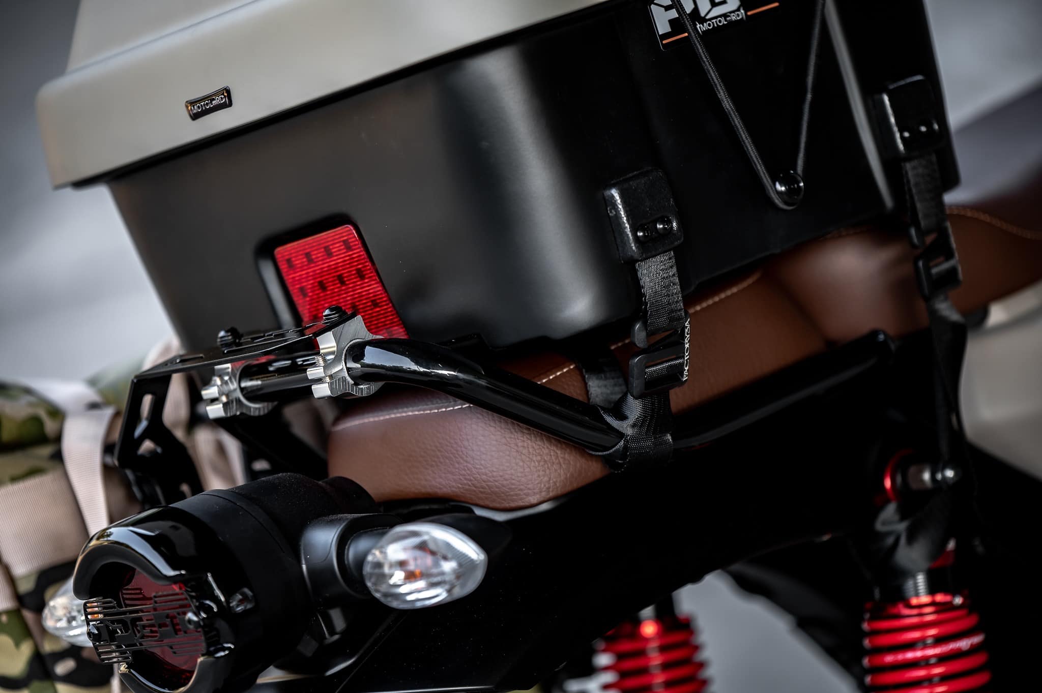 PG-1 1.) ครอบไฟหน้า Headlight cover. 1,590฿ 2.) ครอบไฟเบรค Rear brake light cover. 1,290฿ 3.) ชิวหน้า V1 Headbrand Windshield V1 1,590฿ 4.) กาบ อกบังหัวฉีด Side fairing cover. 1990฿ 5.) กันลาย V1 Mid frame protector. 1990฿ 6.) ชุดบังโคลนหน้าScrambler Full