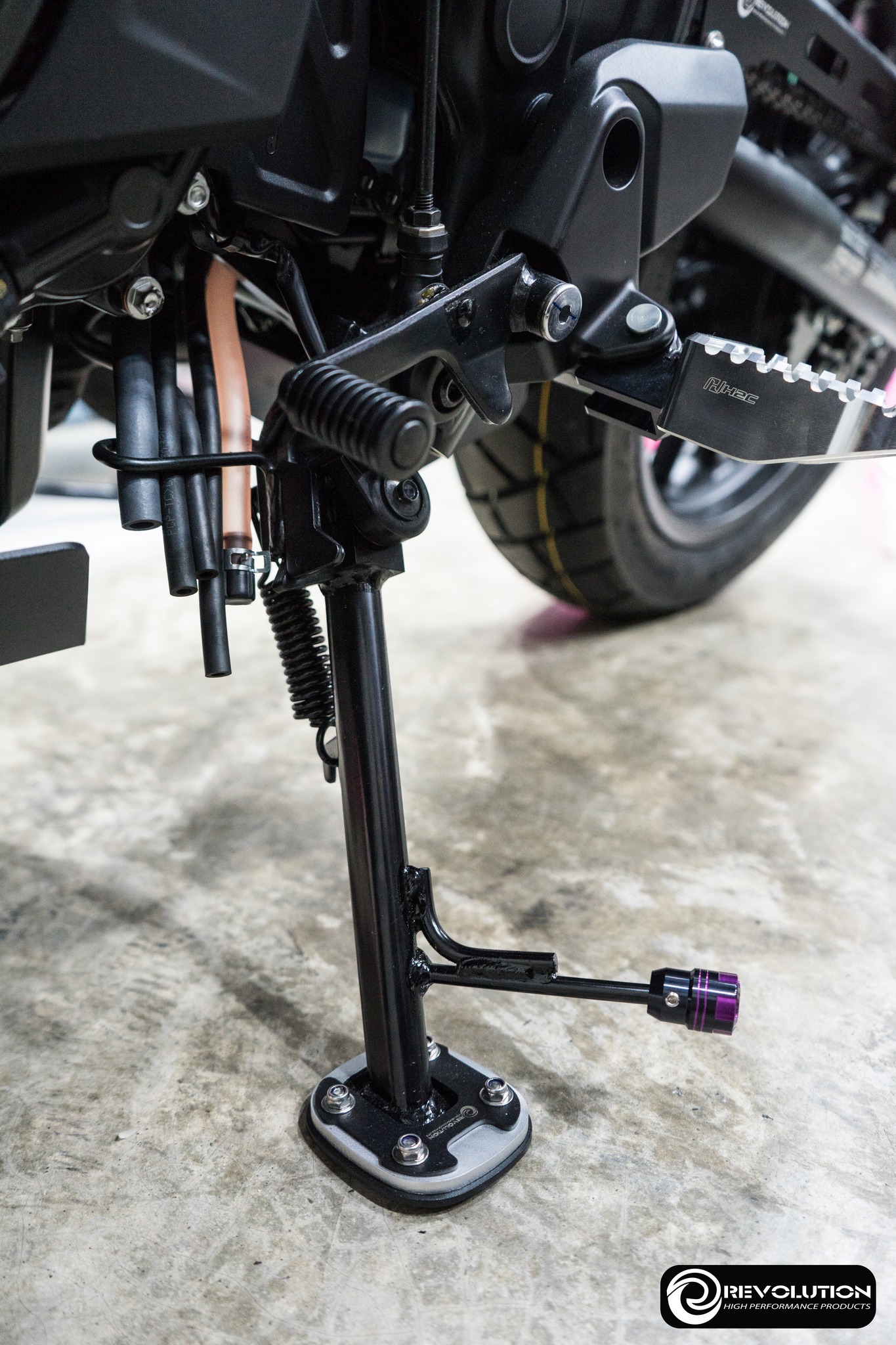 ตัวครอบแกนเขี่ยขาตั้งข้าง ทูโทน REVOLUTION ADV-350/FORZA-300,350/CL-300,500 รหัสสินค้า 4209112537043 - ดำแดง- ดำทอง- ดำเทา- ดำน้ำเงิน- ดำเขียว- ดำม่วง ราคา 350 บาท/ตัว