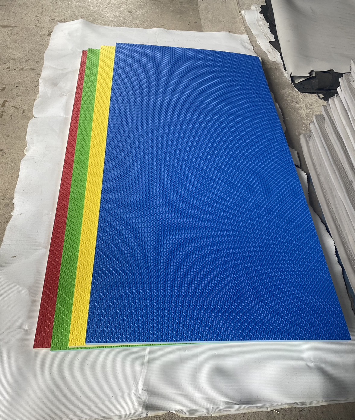 แผ่นยางEVA ลายกันลื่นหนา6 mm.กว้าง 130*240 cm.