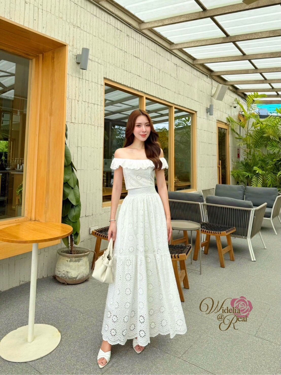 Korea Set เสื้อสายเดี่ยวกับกระโปรงยาว เนื้อผ้าฉลุสีขาว
