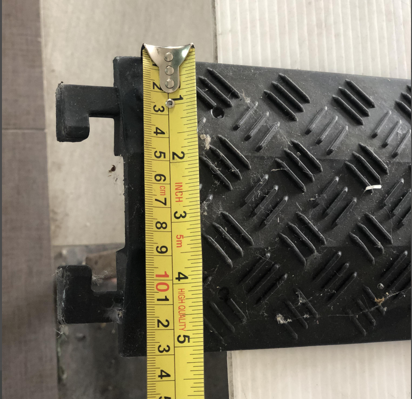 พลาสติกครอบสายไฟ รางครอบสายไฟ ป้องกันรถทับสาย สีดำ ขนาด 12x100x1.8 cm ขนาดช่องเหลี่ยม 4x1.2cm - Black Plastic Wire Cover 12x100x1.8 cm 0.6kg