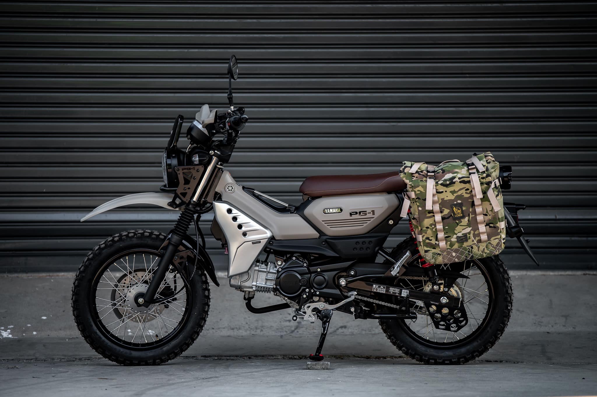 PG-1 1.) ครอบไฟหน้า Headlight cover. 1,590฿ 2.) ครอบไฟเบรค Rear brake light cover. 1,290฿ 3.) ชิวหน้า V1 Headbrand Windshield V1 1,590฿ 4.) กาบ อกบังหัวฉีด Side fairing cover. 1990฿ 5.) กันลาย V1 Mid frame protector. 1990฿ 6.) ชุดบังโคลนหน้าScrambler Full