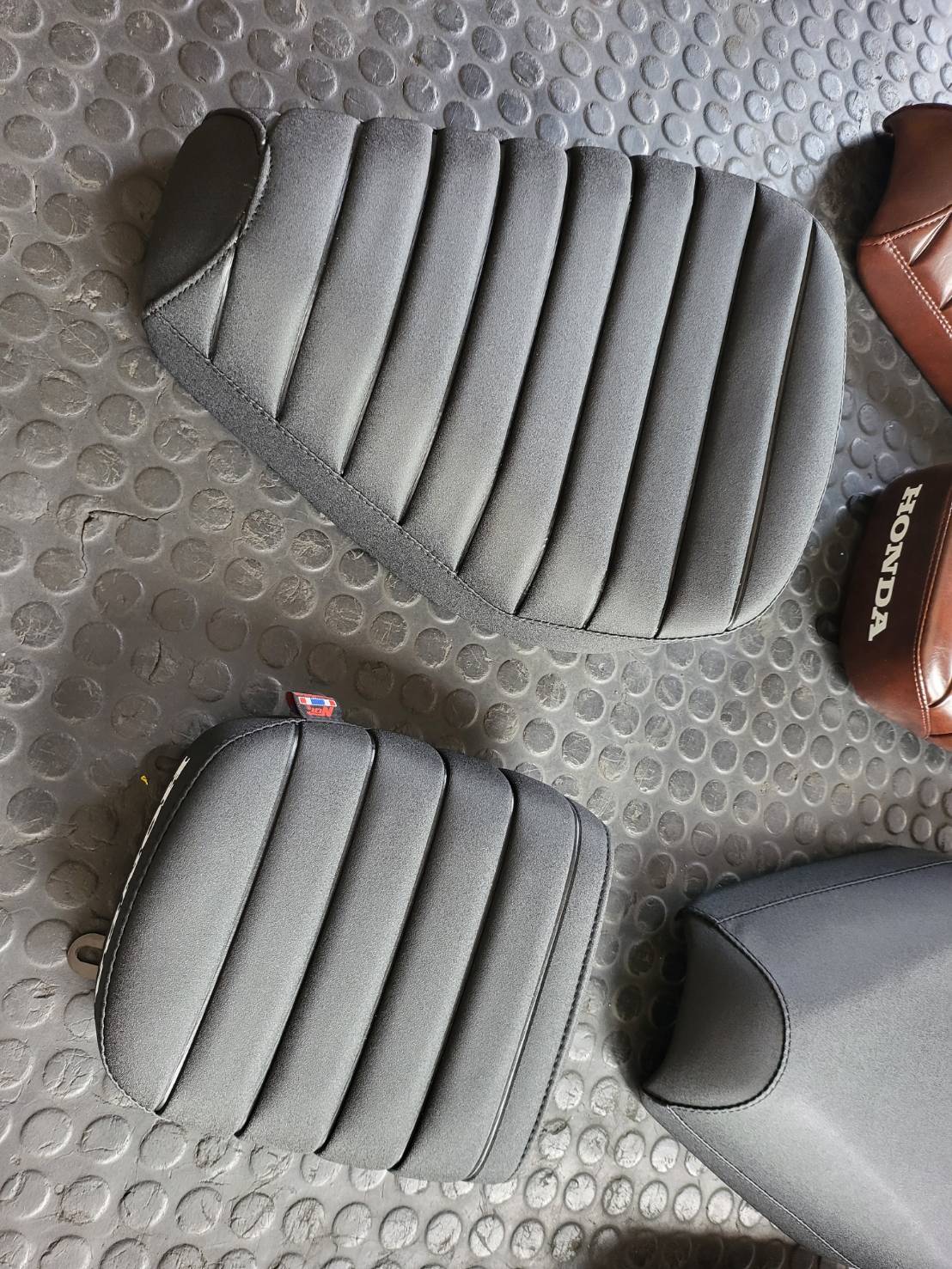 เบาะหน้าหลัง HONDA C125 หน่อยวัดด่าน มี2ลาย สีแดง ดำ น้ำตาล ชุดละ3500