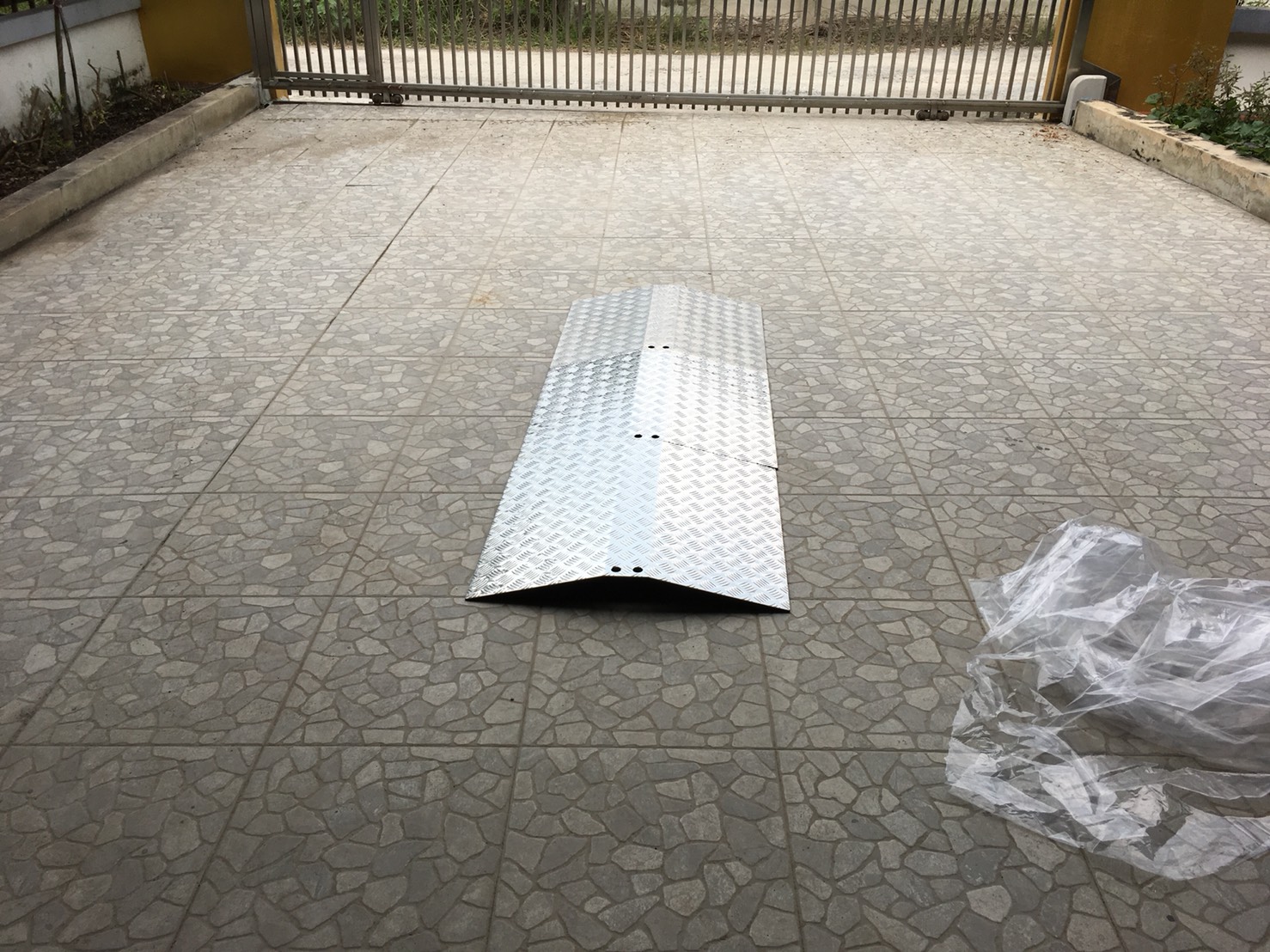 ทางลาดอลูมิเนียมรถเข็น สำเร็จรูป ข้ามธรณีประตู รุ่นประหยัด สูง 8.5,11 และ12ซม.- Door Threshold Ramp 8.5,11 and 12 cm