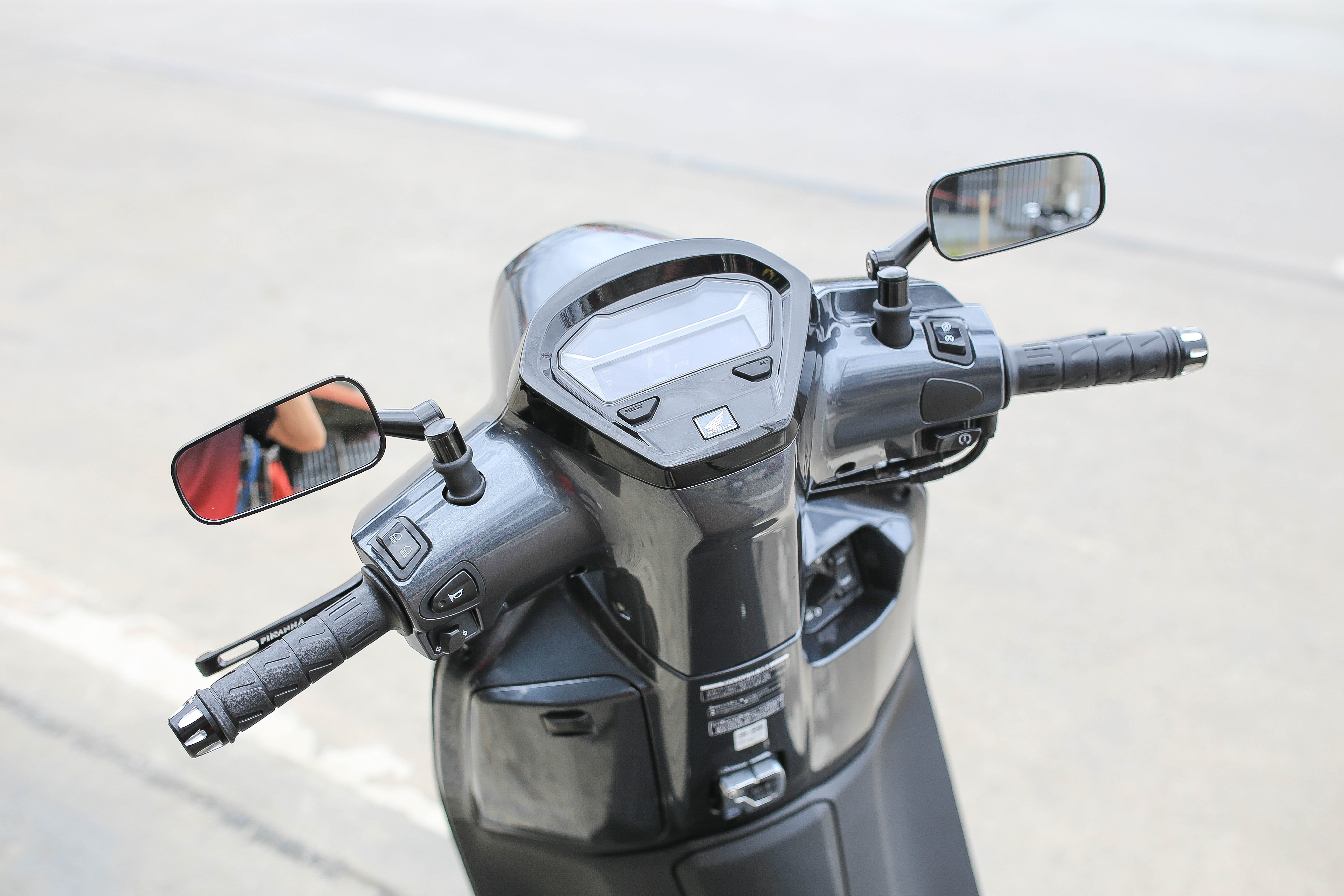 กระจกเหลียมขาสั้น เลนส์ตัดแสง มีสีดำ-สีเงิน ราคา750