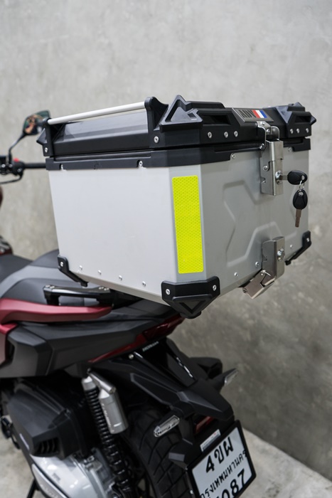 กล่องท้ายเบาะ (ปีบมีเนียม) LINE X ADV 45L สี เงิน- ดำ ราคา 5,300 บาท/ใบ 55L สี เงิน- ดำ ราคา 5,900 บาท/ใบ