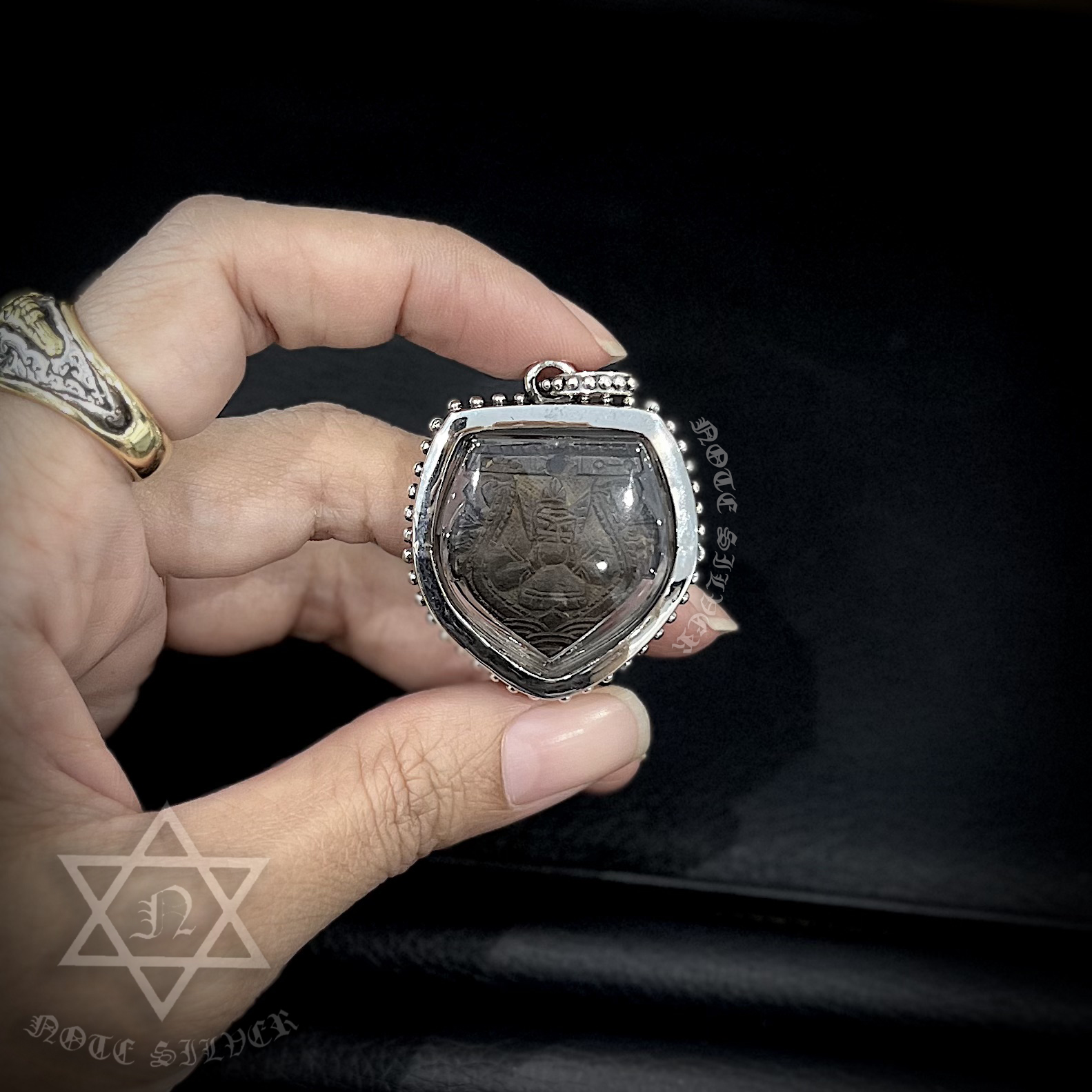 เลี่ยมเหรียญราหู จับขอบเงินแท้กรอบลายไข่ปลา พร้อมหูคล้องไข่ปลา Sterling Silver 925 NSSV3481