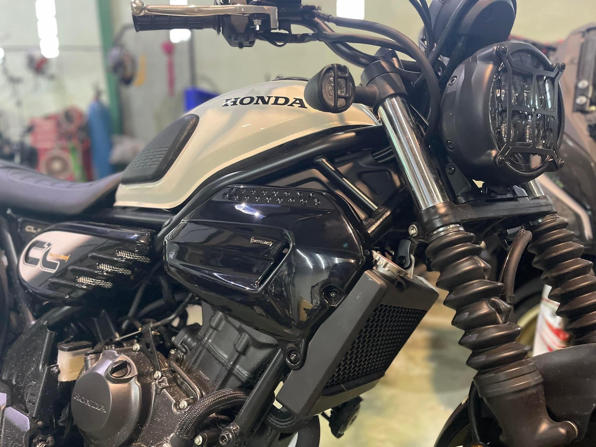 บังเครื่อง V1 Head engine cowl Motolord CL300 2400฿ (สีดำเงา ,สีบรอนซ์ด้าน)