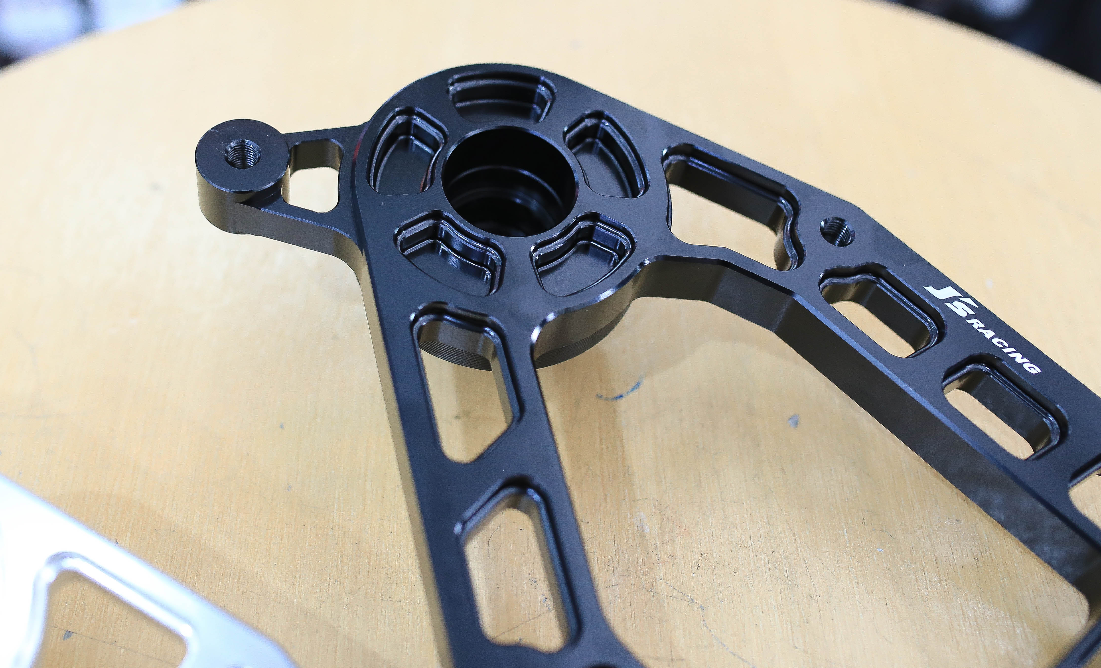 สวิงอาร์ม JS Giorno125 มีสีเงิน-ดำ ชุดละ3500