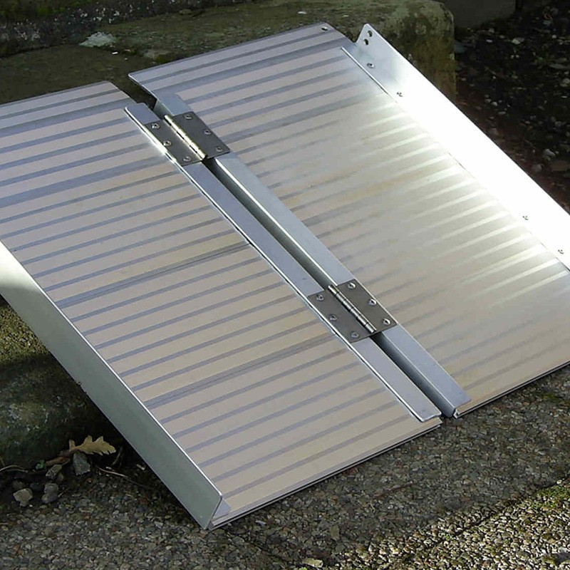 ทางลาดรถเข็นอลูมิเนียม รุ่นประหยัด ยาว4ฟุต กว้าง73ซม.นน.10.35 kg พกพา พับได้ ใช้ได้กับความสูงถึง35ซม.รับนน.275 kg