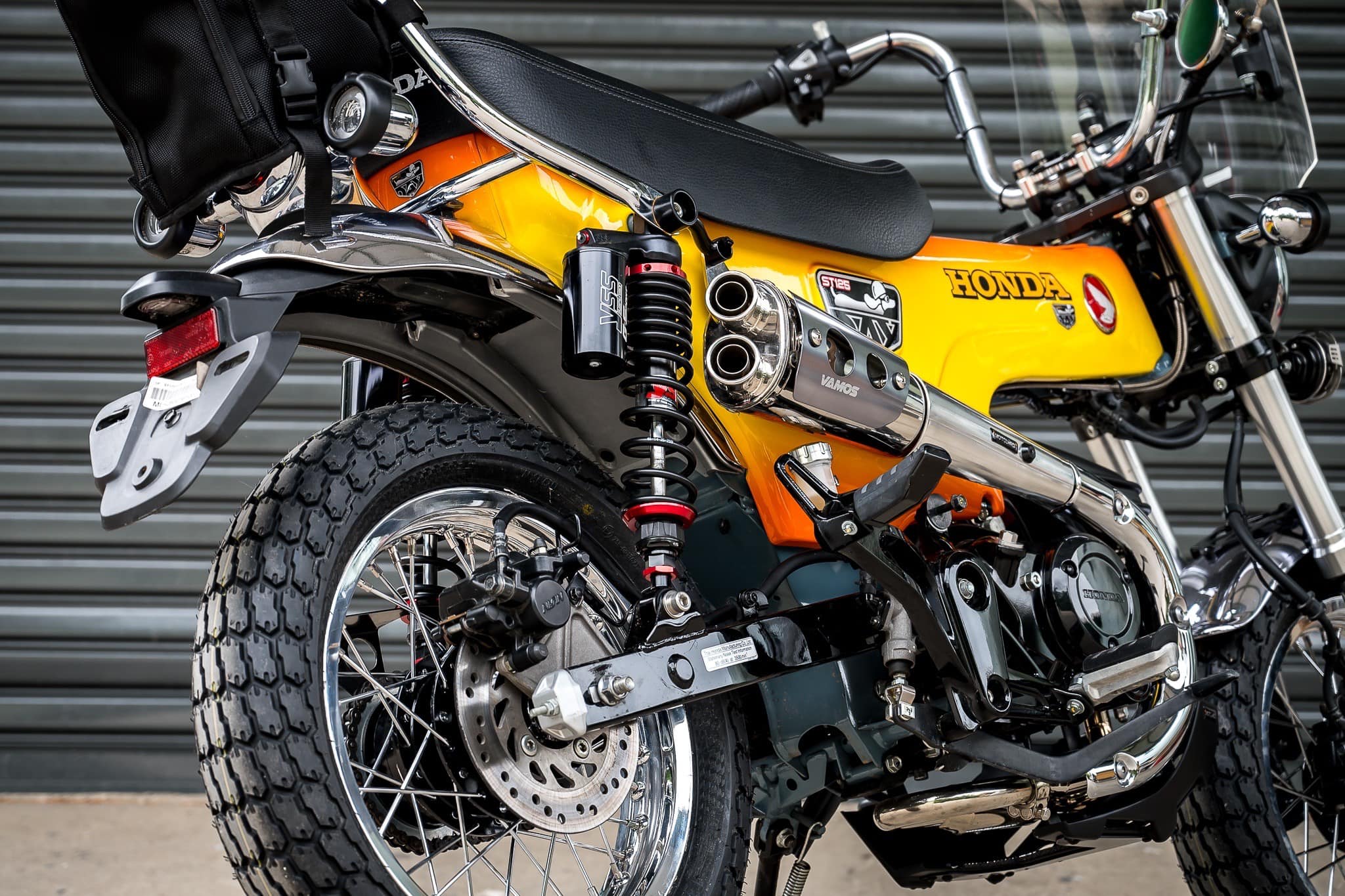 ท่อ DAX125 MotolordD x Vamos ตรงรุ่น เสียง นุ่ม ไพเราะ วัสดุน้ำหนักเบา ให้อัตตราเร่งที่ดี มาพร้อมอุปกรณ์ติดตั้งครบ ท่อมี มอก. ใช้งานได้สบายใจ ท่อ DAX125 VAMOS ราคา 8900 บาท