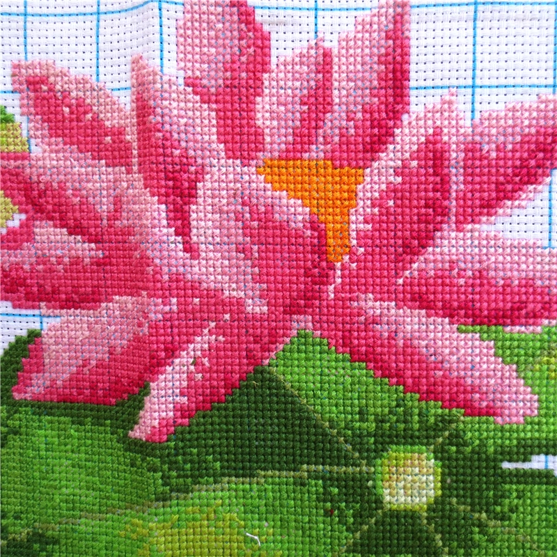 pla-1148 *สินค้าหมด* ชุดปักครอสติช ลายปลาคู่ในบึงบัว (ผ้า11CTพิมพ์ลาย ปัก 3 เส้นเล็ก) ขนาด 55*74 ซม.ผ้าครอสติช 11CTพิมพ์ลายปักบนผ้า ไหมคอตตอน 35 สี ผังลาย เข็ม