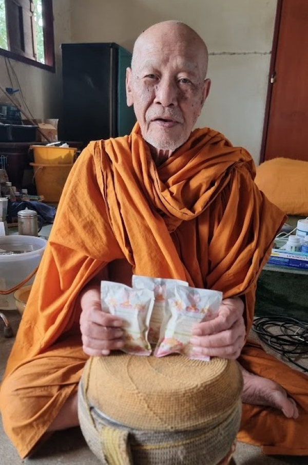 สบู่พระ สูตรขมิ้นน้ำผึ้ง สำหรับพระสงฆ์และผู้ปฏิบัติธรรม ถูกหลักพระธรรมวินัย นำถวายแด่พระสงฆ์ ออกใบกำกับได้ ขนาด 30 กรัม